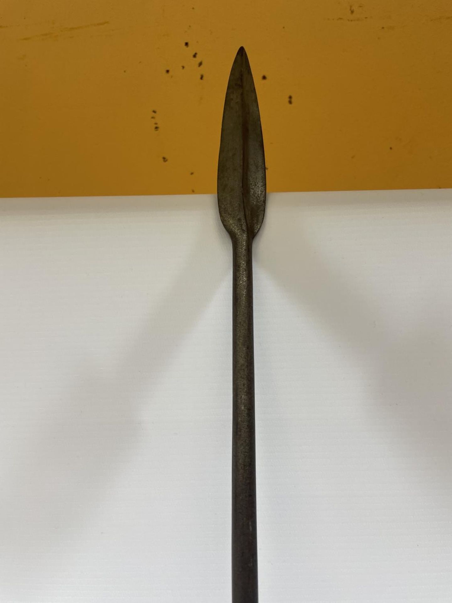 A LATE 19TH / EARLY 20TH CENTURY AFRICAN SPEAR, LENGTH 127CM - Image 2 of 3