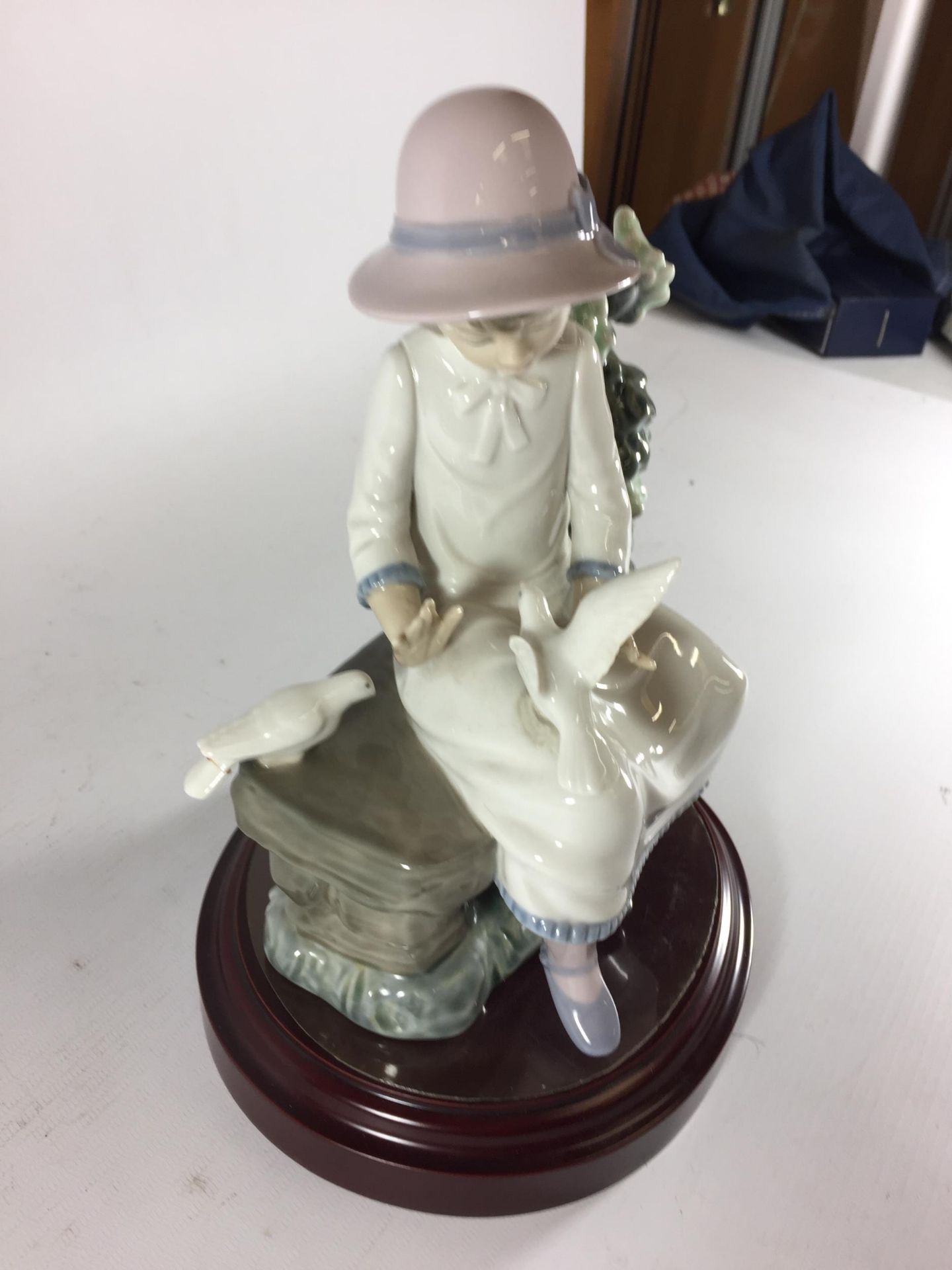 A NAO LLADRO FIGURE OF A GIRL FEEDING DOVES ON A BENCH, ON DISPLAY BASE - Image 3 of 3