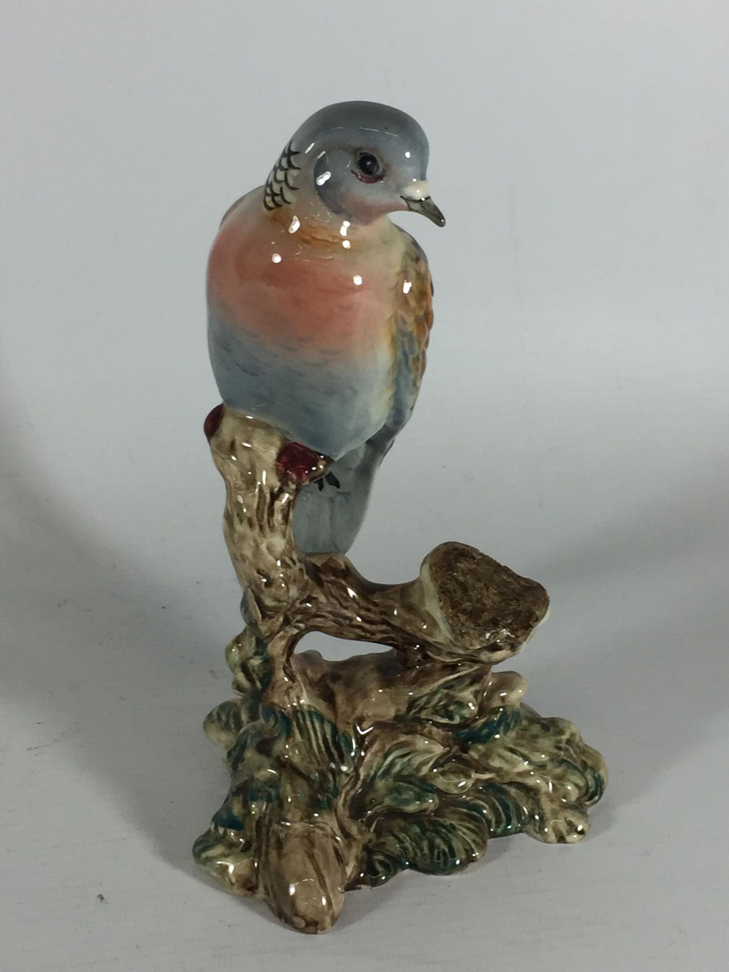 A BESWICK 1022 BIRD FIGURE A/F WITH A BIRD MISSING