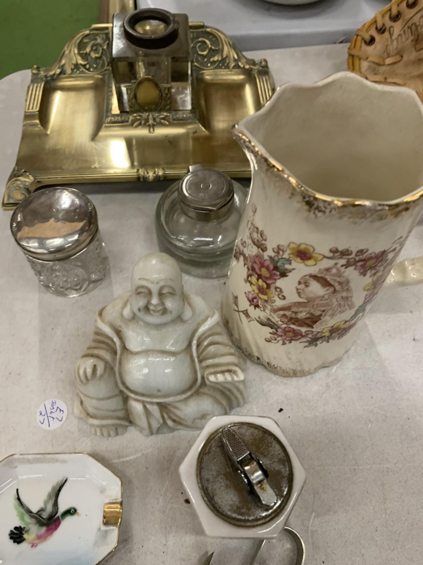 A MIXED LOT TO INCLUDE A BRASS PEN TRAY WITH GLASS INKELL, A BUDDAH, A DIAMOND JUBILEE QUEEN - Bild 3 aus 4