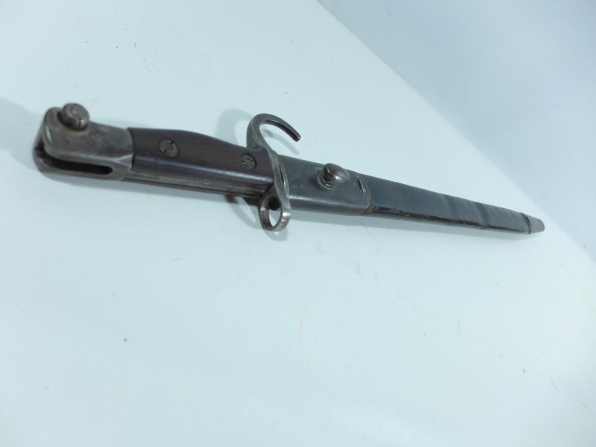 A BRITISH 1907 PATTERN BAYONET AND SCABBARD, 43CM BLADE, LENGTH 56CM, BLADE STAMPED LITHGOW - Image 5 of 6