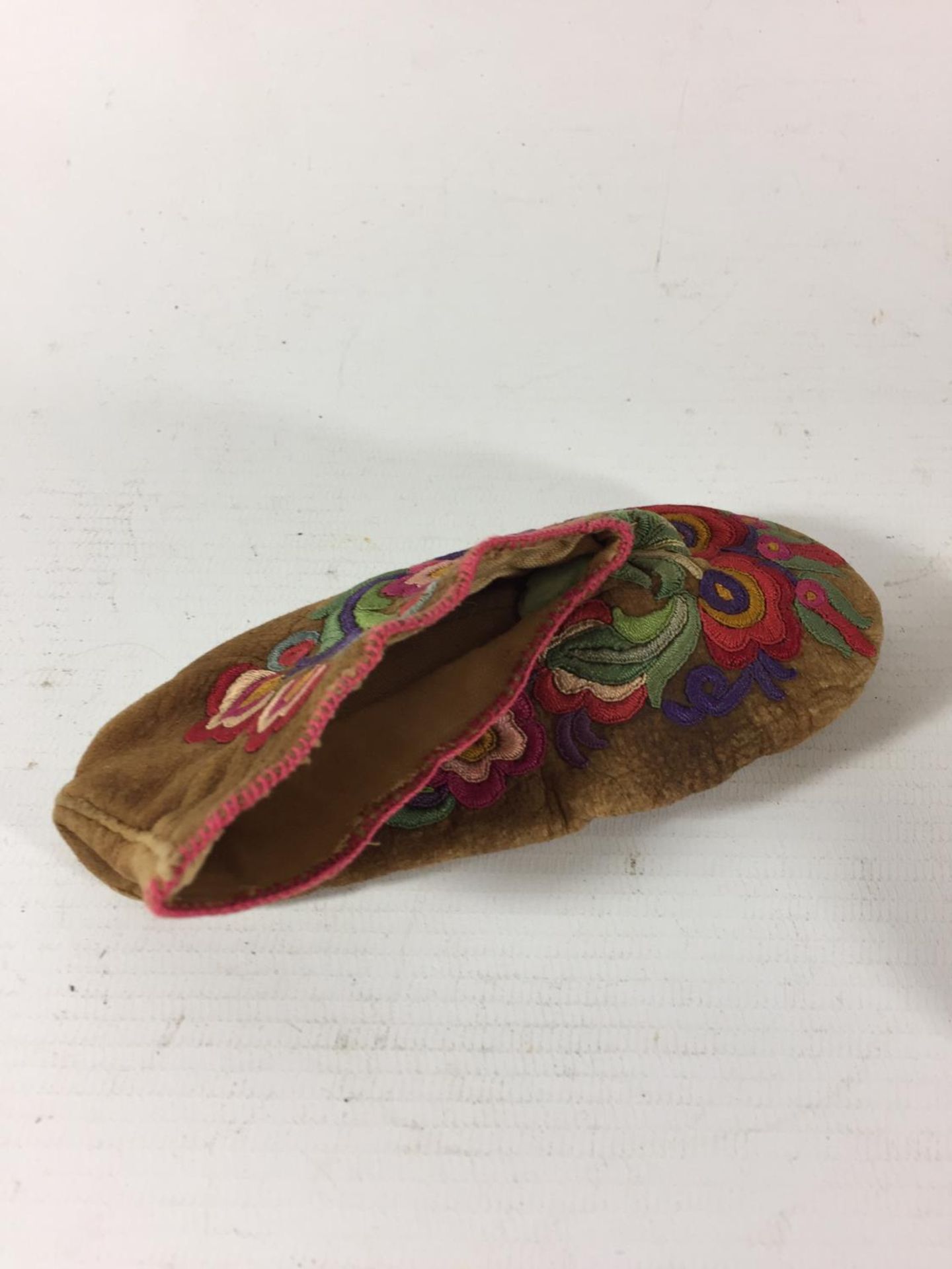 A PAIR OF EARLY TO MID 20TH CENTURY CANADIAN BABIES MOCCASINS, WITHHAND EMBROIDERED FLORAL - Image 3 of 4