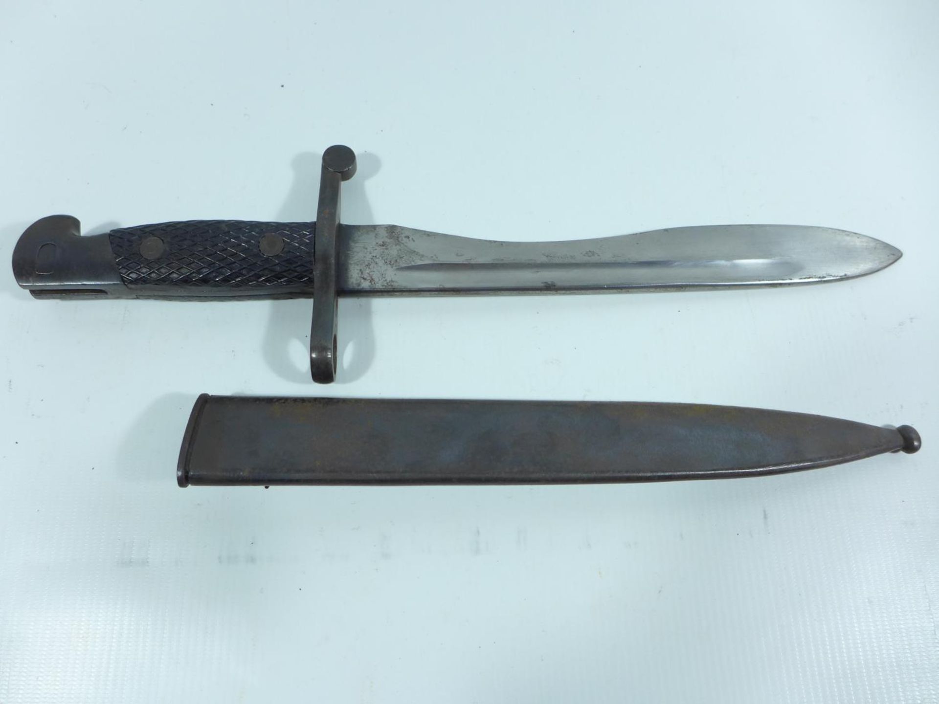 A SPANISH BOLO BAYONET AND SCABBARD, BLADE 24.5CM, LENGTH 40CM - Image 3 of 5