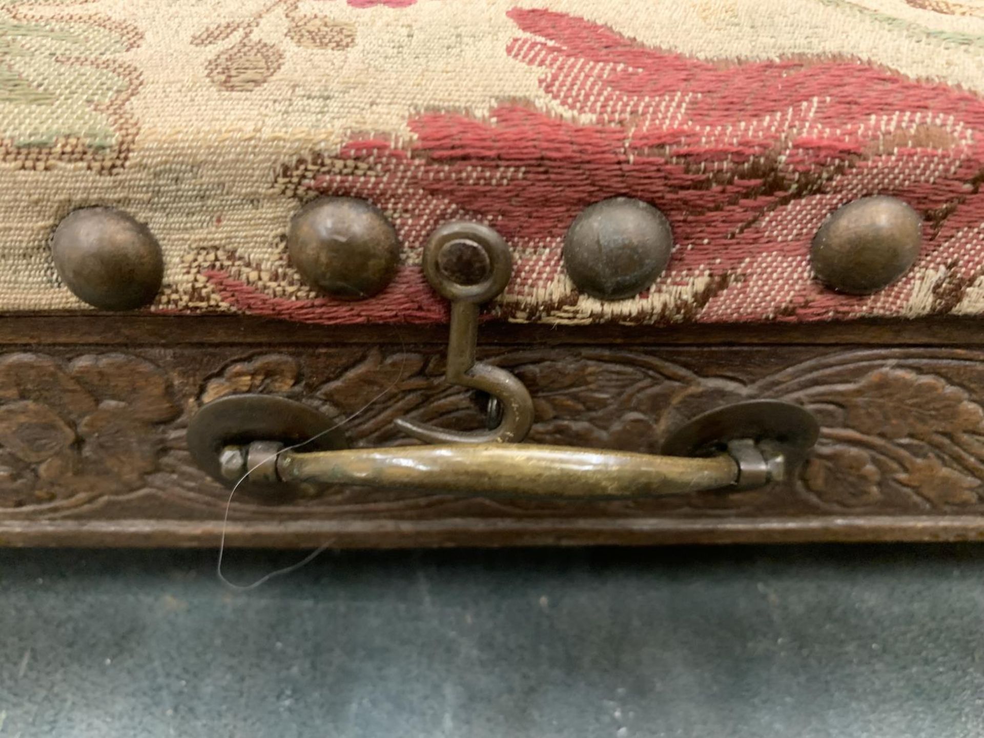 A VINTAGE MAHOGANY FOOTSTOOL WITH LIFT UP LID AND BUN FEET, HEIGHT 8 CM, WIDTH 28CM, DEPTH 25CM - Image 2 of 3