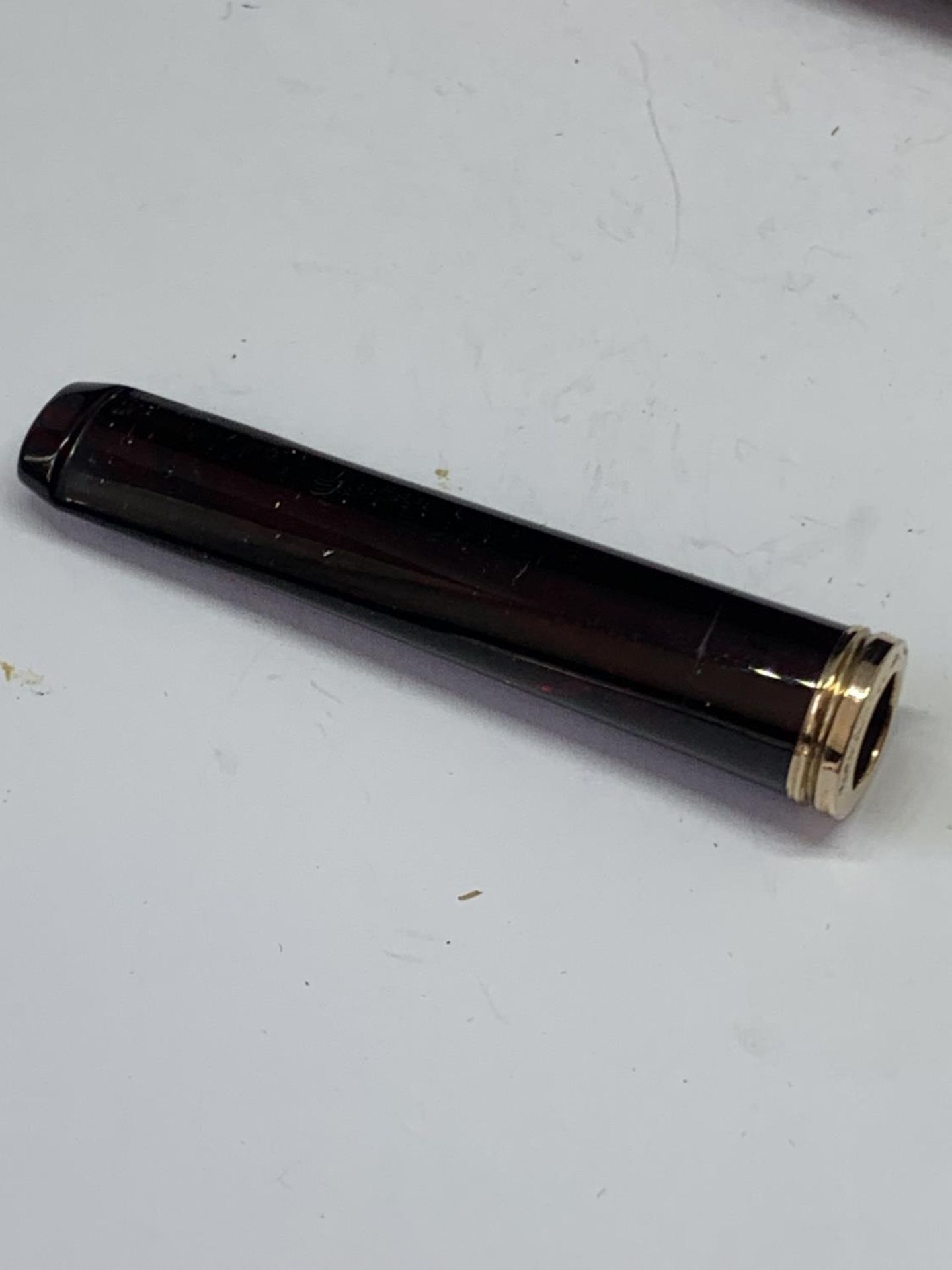 A GOLD TOPPED CHEROOT HOLDER IN A PRESENTATION BOX - Image 2 of 2