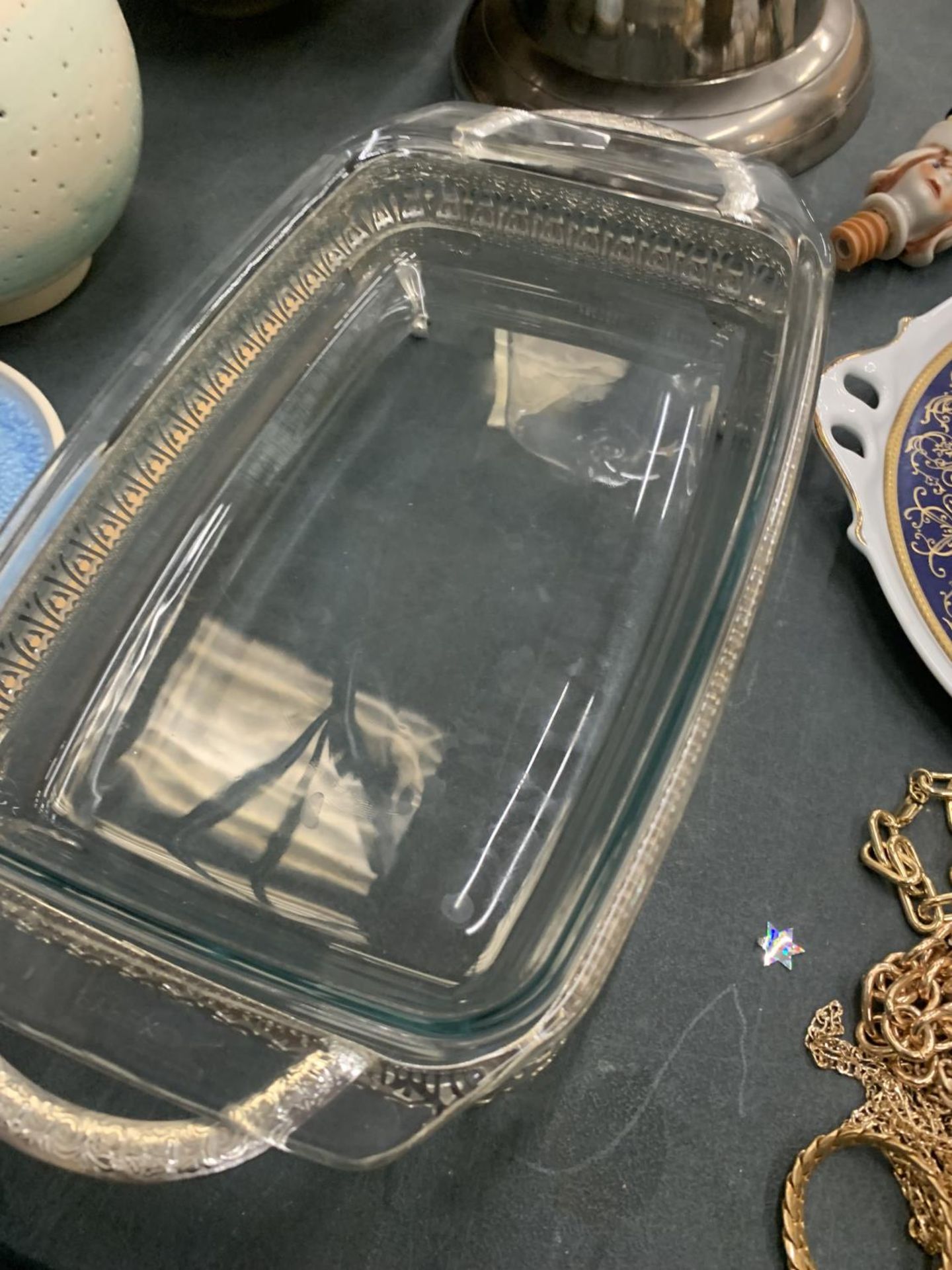 A LARGE GLASS SERVING DISH WITH A SILVER PLATED STAND AND LID HEIGHT 9CM, LENGTH 28CM, DEPTH 20CM - Image 3 of 3