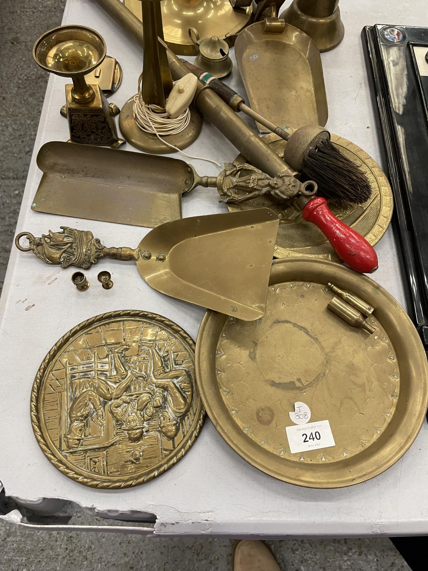 A MIXED LOT OF BRASS AND METAL WARES TO INCLUDE LARGE STAND ETC - Image 2 of 3