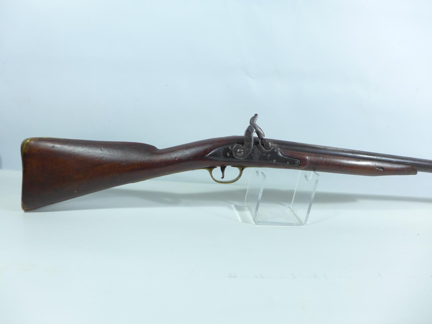 A PERCUSSION CAP 19TH CENTURY SMOOTH BORE MUSKET, CONVERTED FROM FLINTLOCK, 82CM BARREL, LOCK MARKED