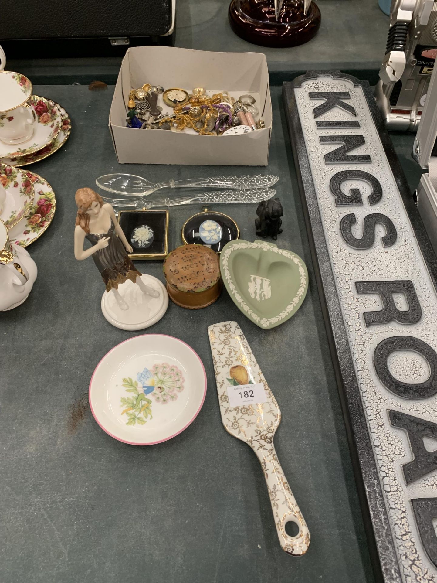 A MIXED LOT TO INCLUDE WATCHES AND JEWELLERY, WEDGWOOD PIN DISH ETC