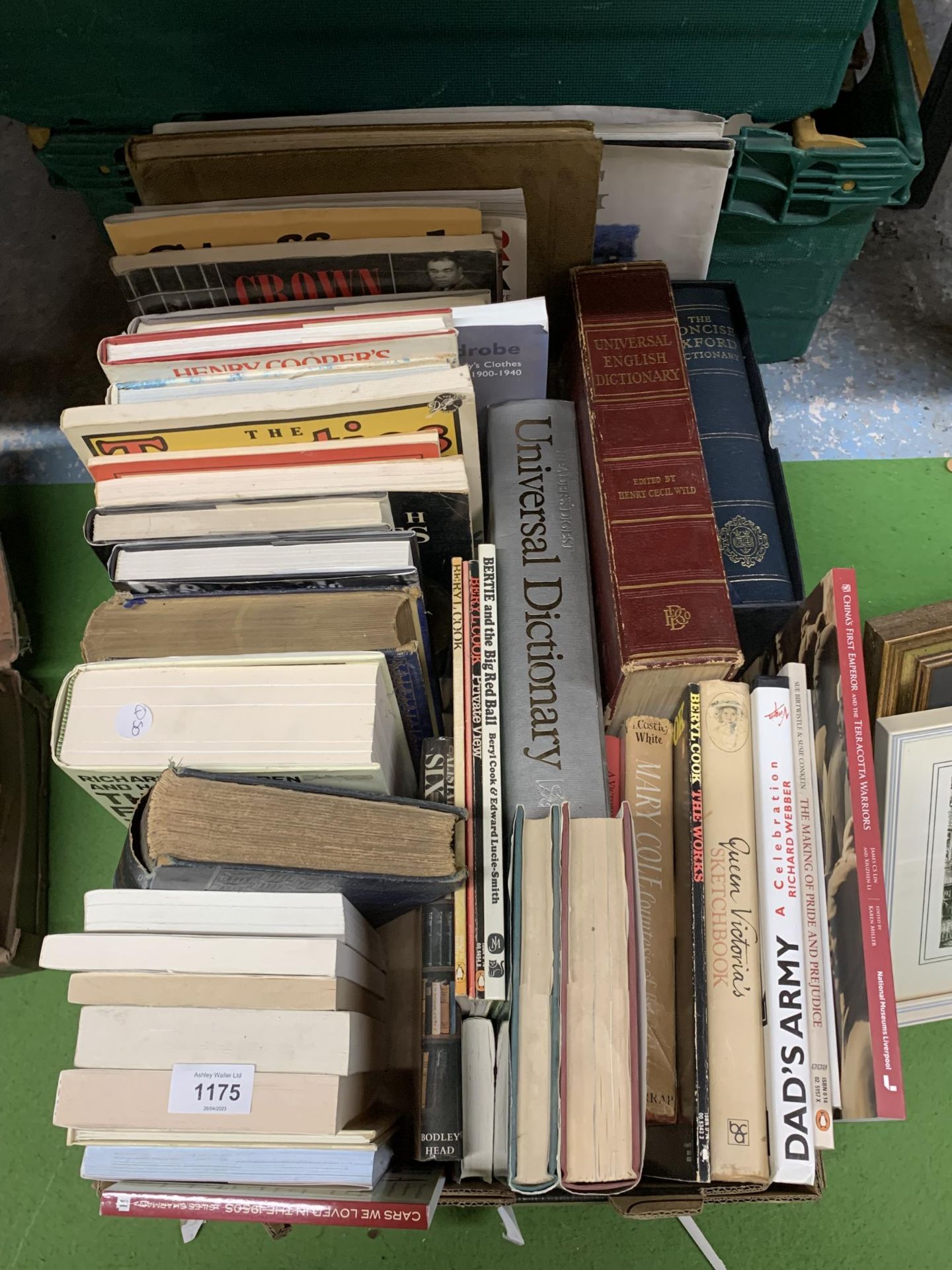 A LARGE QUANTITY OF BOOKS TO INCLUDE DICTIONAIRIES, WAR BOOKS, BOXING, CHILDRENS, ETC - Bild 3 aus 3