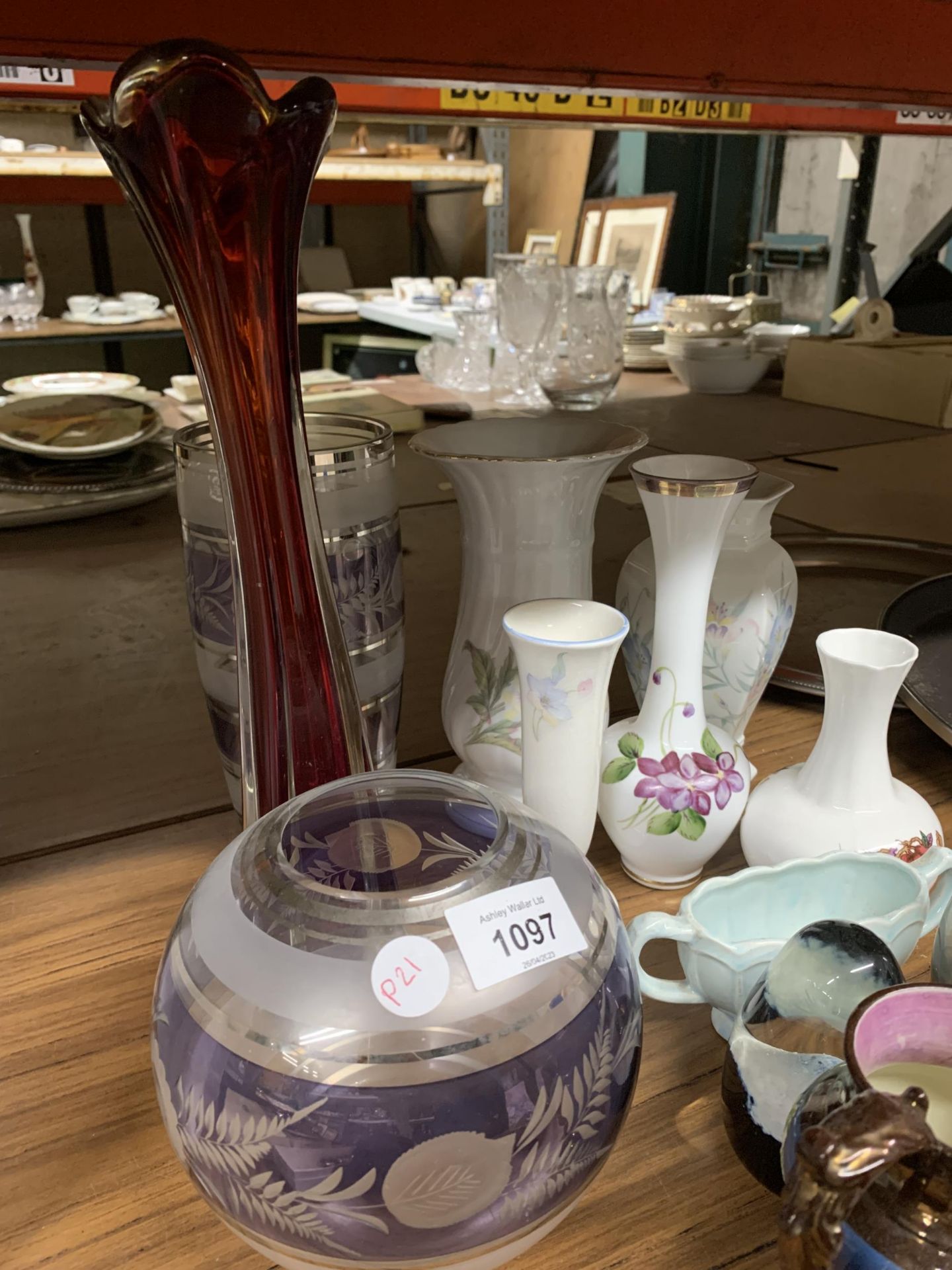 A MIXED COLLECTION OF CERAMIC AND GLASS ITEMS TO INCLUDE VASES, JUGS, ETC - Image 5 of 7