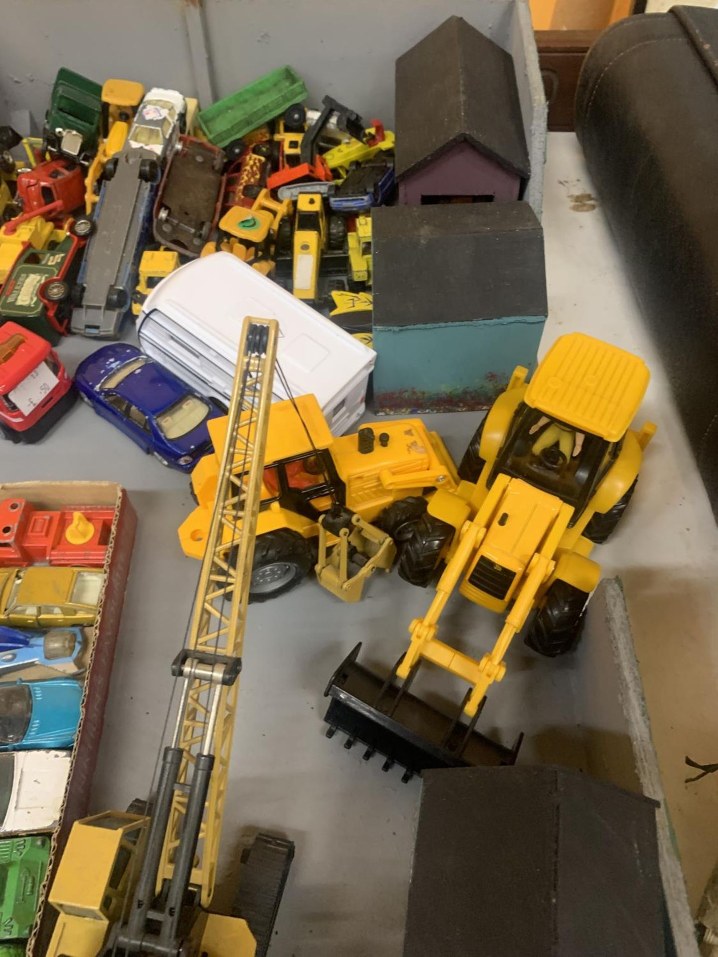 A TOY SCRAP YARD WITH A LARGE QUANTITY OF DIE-CAST VEHICLES - Image 3 of 3