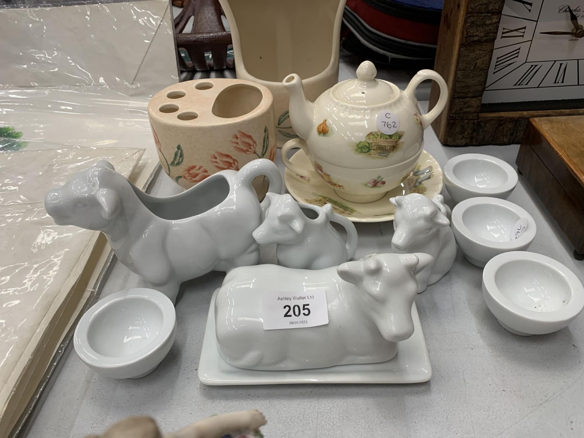 A MIXED LOT TO INCLUDE COW DESIGN JUGS, BUTTER DISH, AYNSLEY TEAPOT ETC - Image 2 of 4