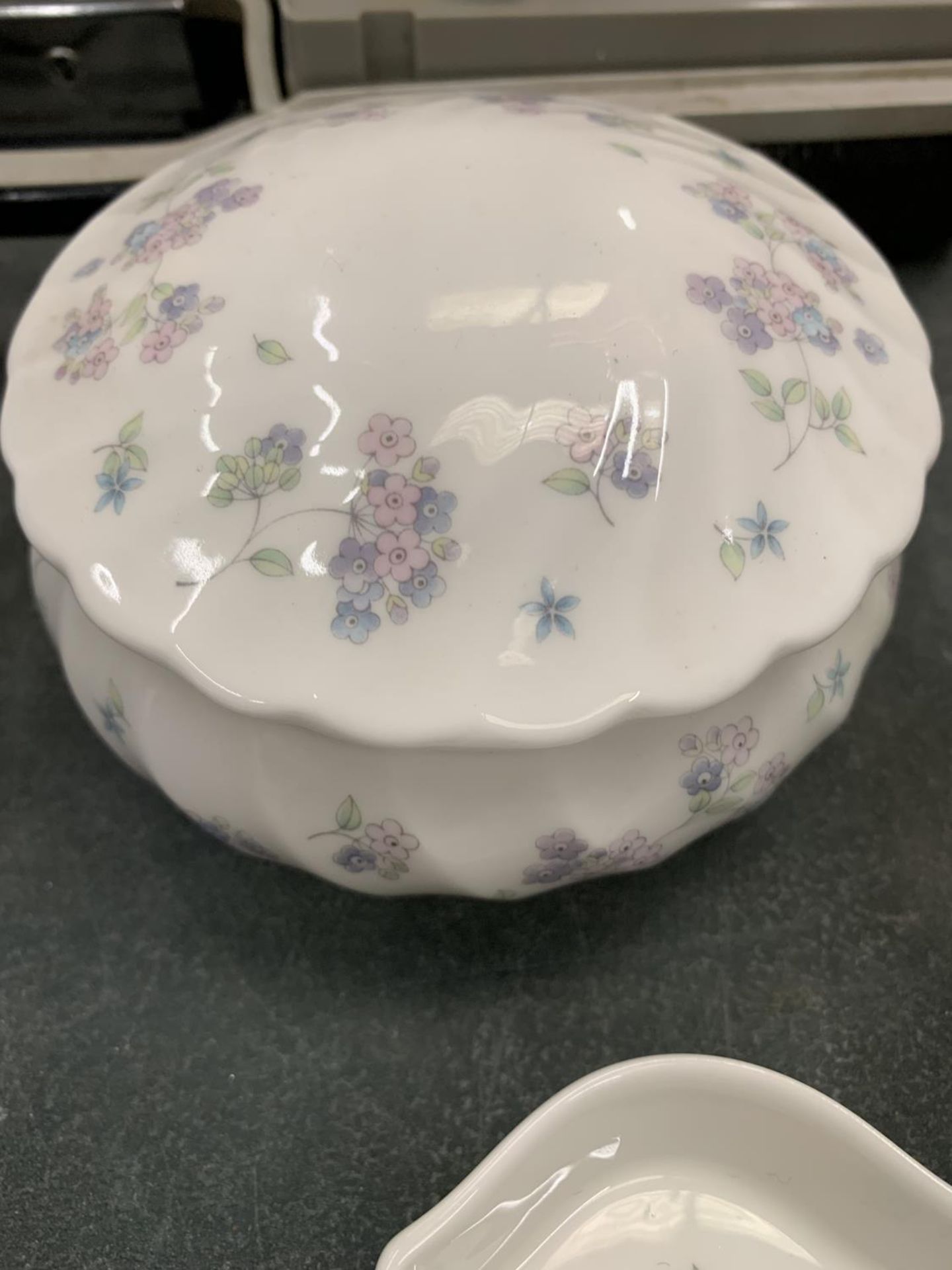 A QUANTITY OF WEDGWOOD TO INCLUDE JASPERWARE AND CHINA - Image 4 of 6