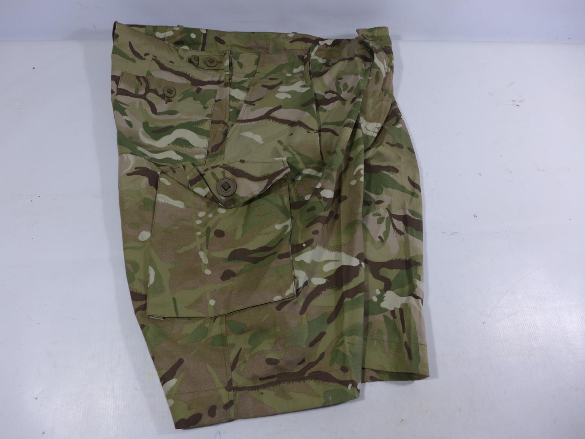 A COLLECTION OF BRITISH ARMY BATTLE DRESS, CAMOUFLAGE SHORTS, USA SHIRT - Bild 5 aus 8