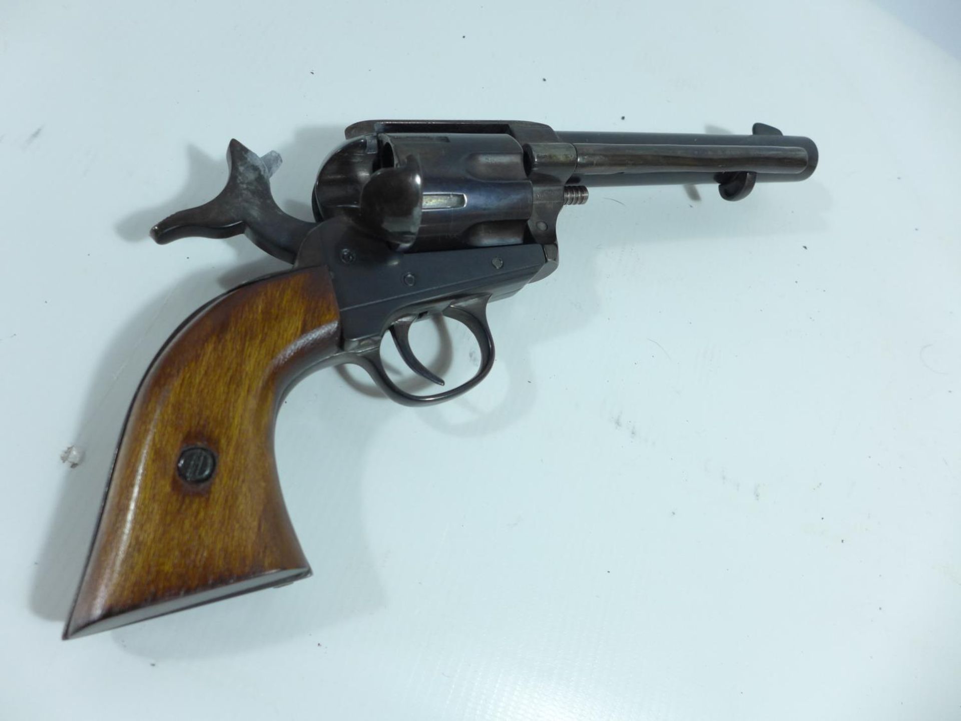 A CASED BLANK FIRING COLT SINGLE ACTION ARMY REVOLVER, 13.5CM BARREL, LENGTH 28CM, COMPLETE WITH - Bild 6 aus 8