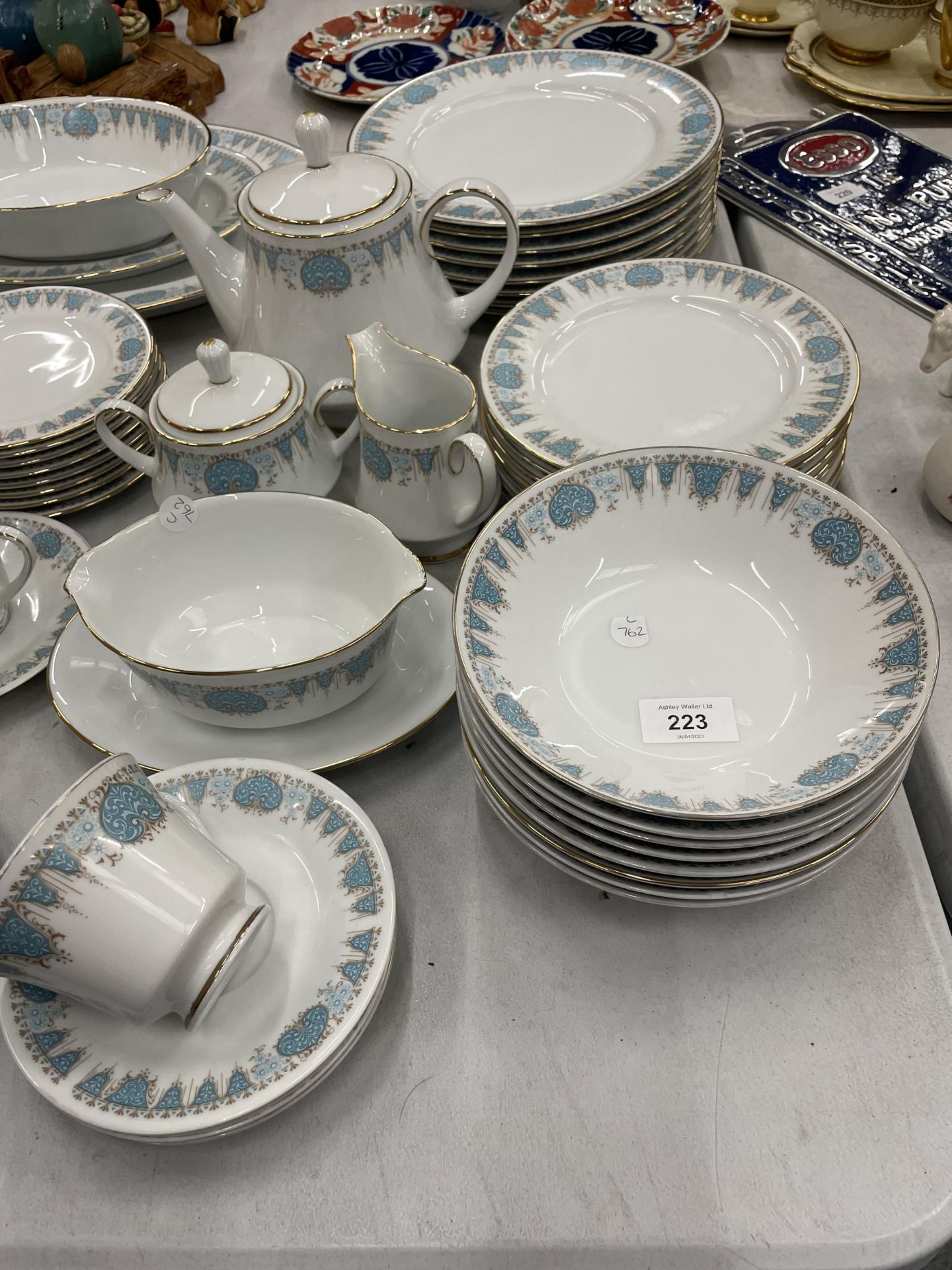 A NORITAKE JAPANESE 'BLUETIDE' PATTERN TEA / DINNER SERVICE - Image 2 of 5