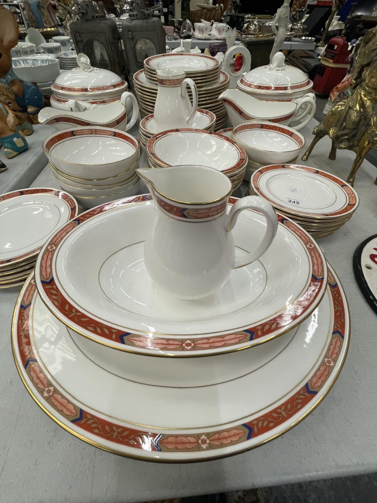 A LARGE ROYAL WORCESTER 'BEAUFORT' PATTERN DINNER SERVICE - Image 2 of 5