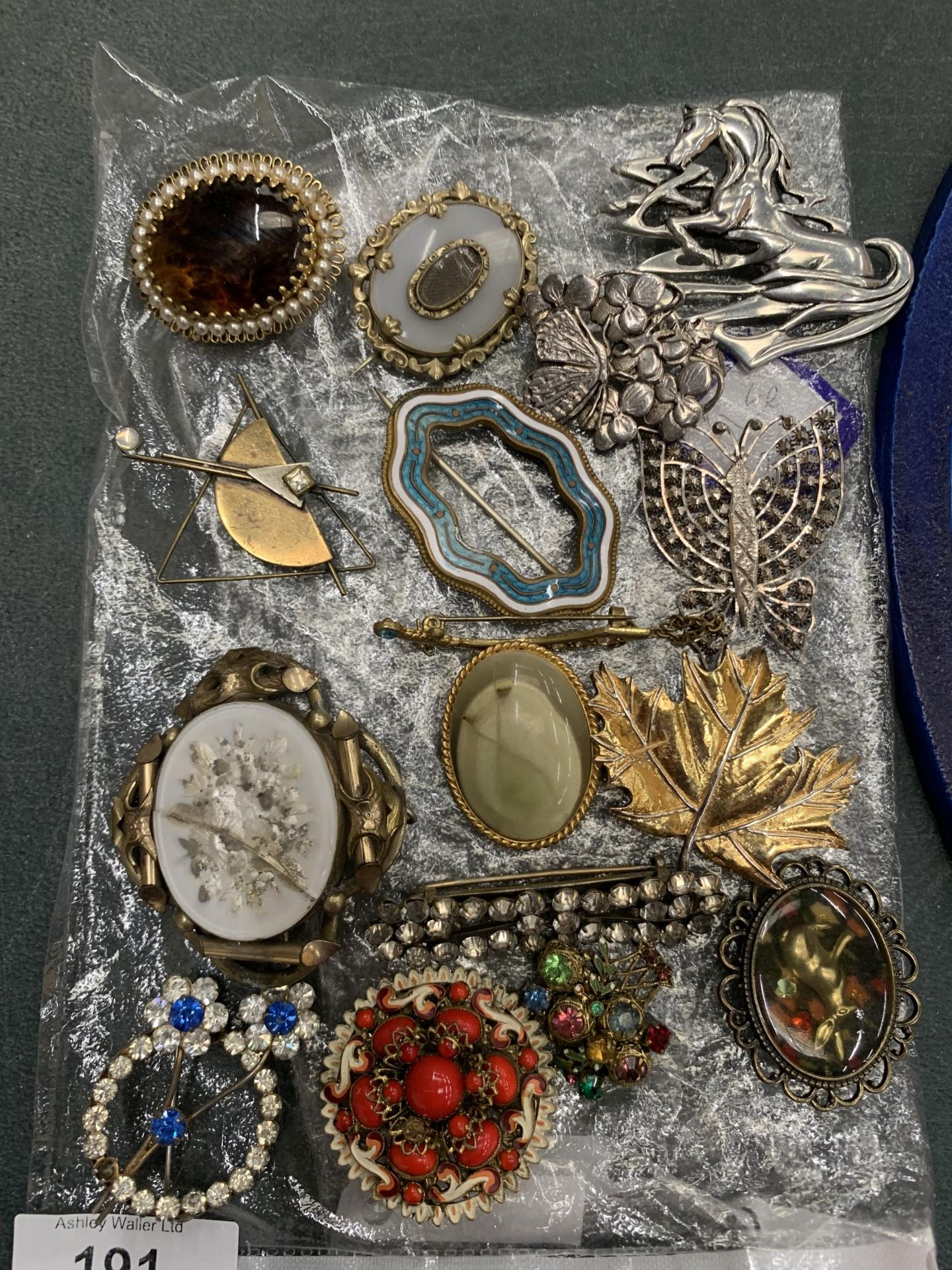 A MIXED LOT OF VINTAGE BROOCHES