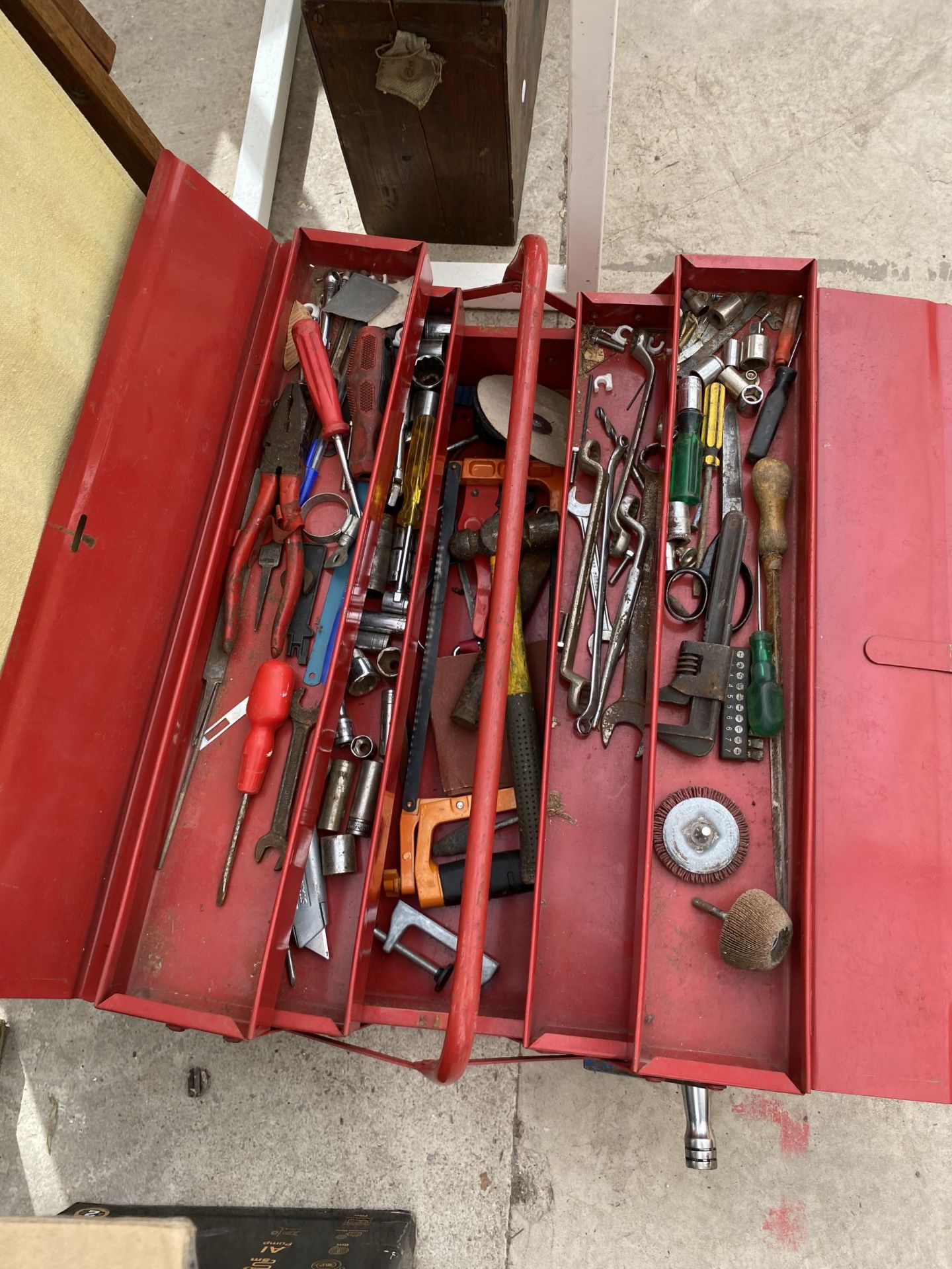 AN ASSORTMENT OF TOOLS TO INCLUDE SCREW DRIVERS AND SPANNERS ETC - Image 2 of 3