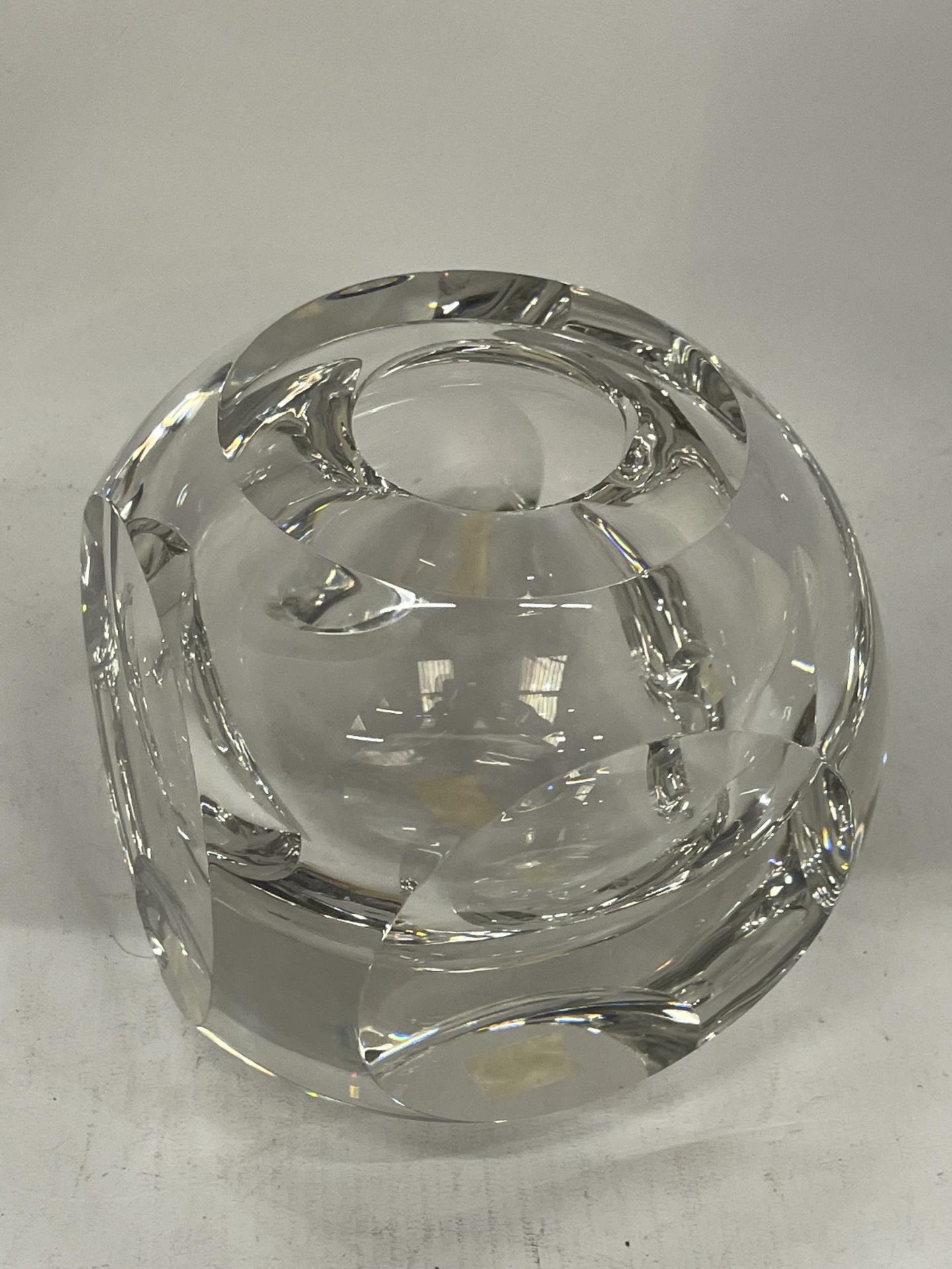 AN ART GLASS VASE, INDISTINCTLY SIGNED - Bild 2 aus 3