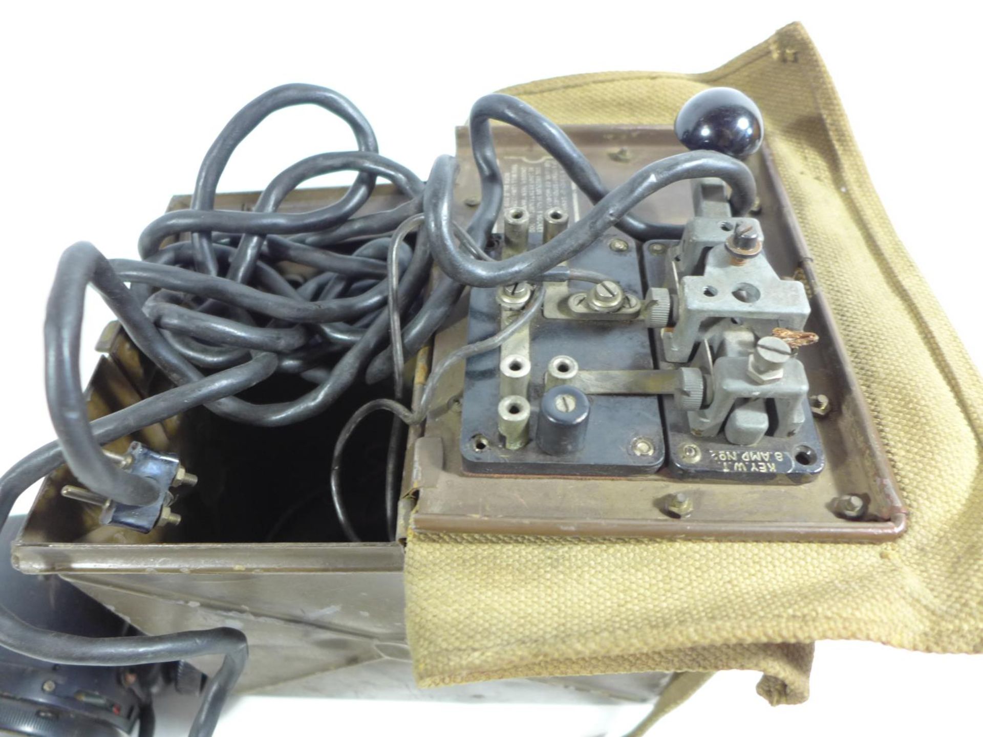 A WORLD WAR II MORSE CODE AND SIGNALLING LAMP KIT - Image 2 of 5