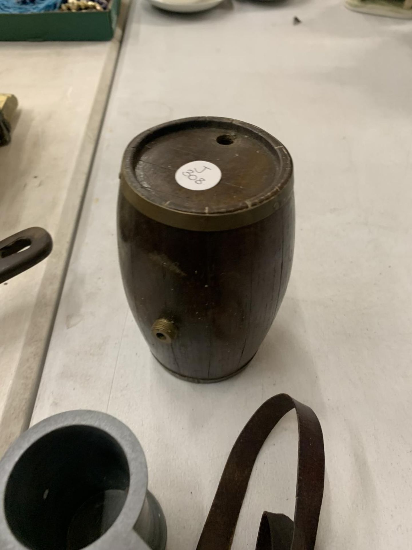 A SET OF FOUR SMALL GRADUATED TANKARDS, A SMALL WOOD AND BRASS BARREL, SMALL POTS WITH BLUE GLASS - Image 3 of 3