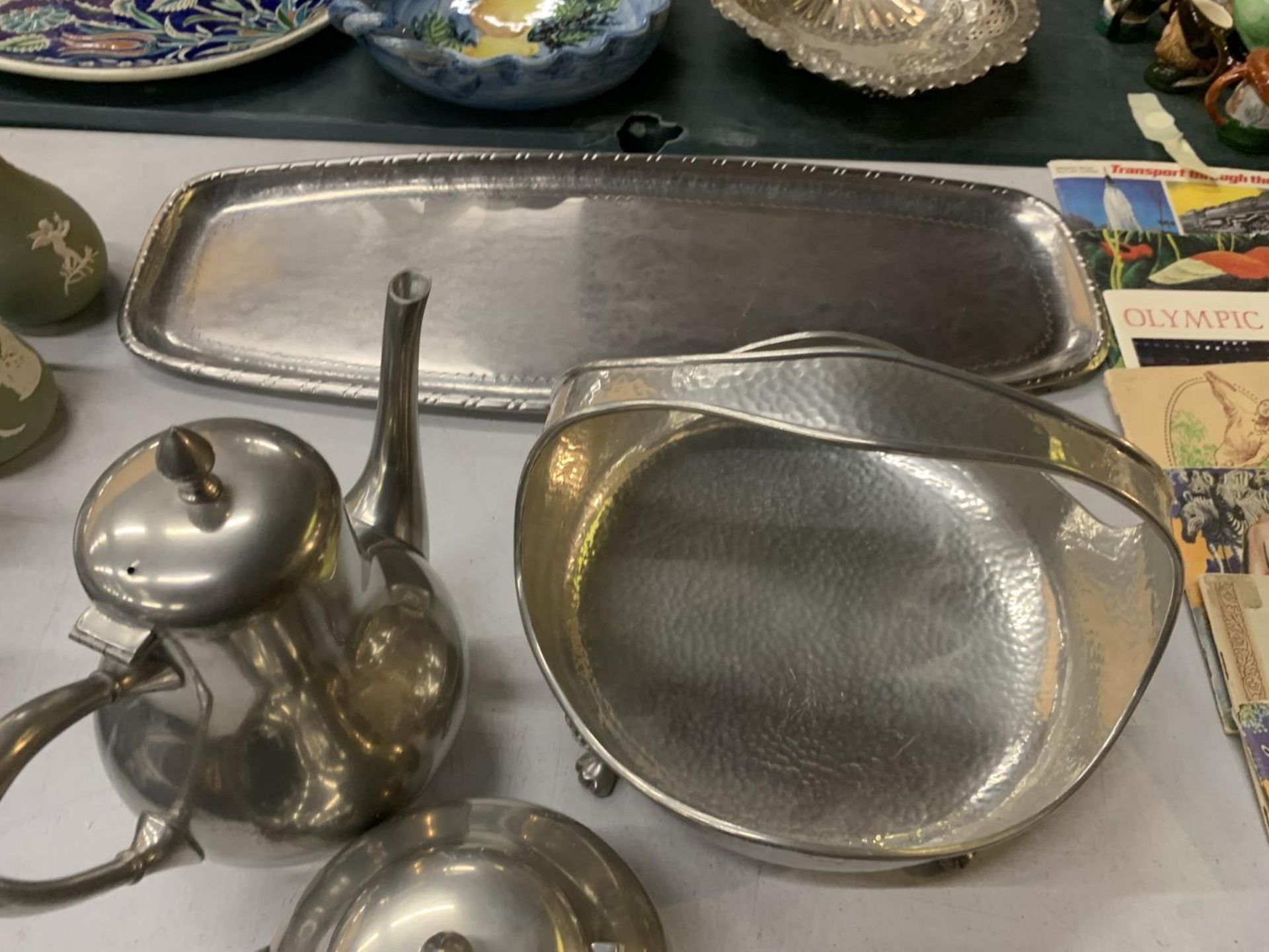 A PEWTER TEASET TO INCLUDE A TEAPOT, HOT WATER POT, CREAM JUG, SUGAR BOWL, A TRAY, LIDDED BASKET - Image 3 of 3