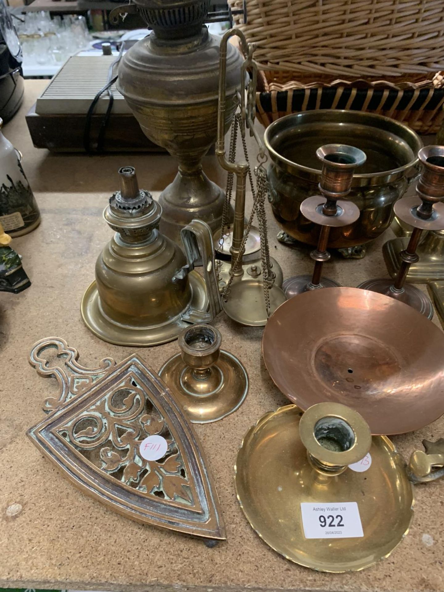 A LARGE QUANTITY OF BRASSWARE TO INCLUDE AN OIL LAMP, CANDLESTICKS, WEIGHING SCALES, ETC - Image 2 of 3