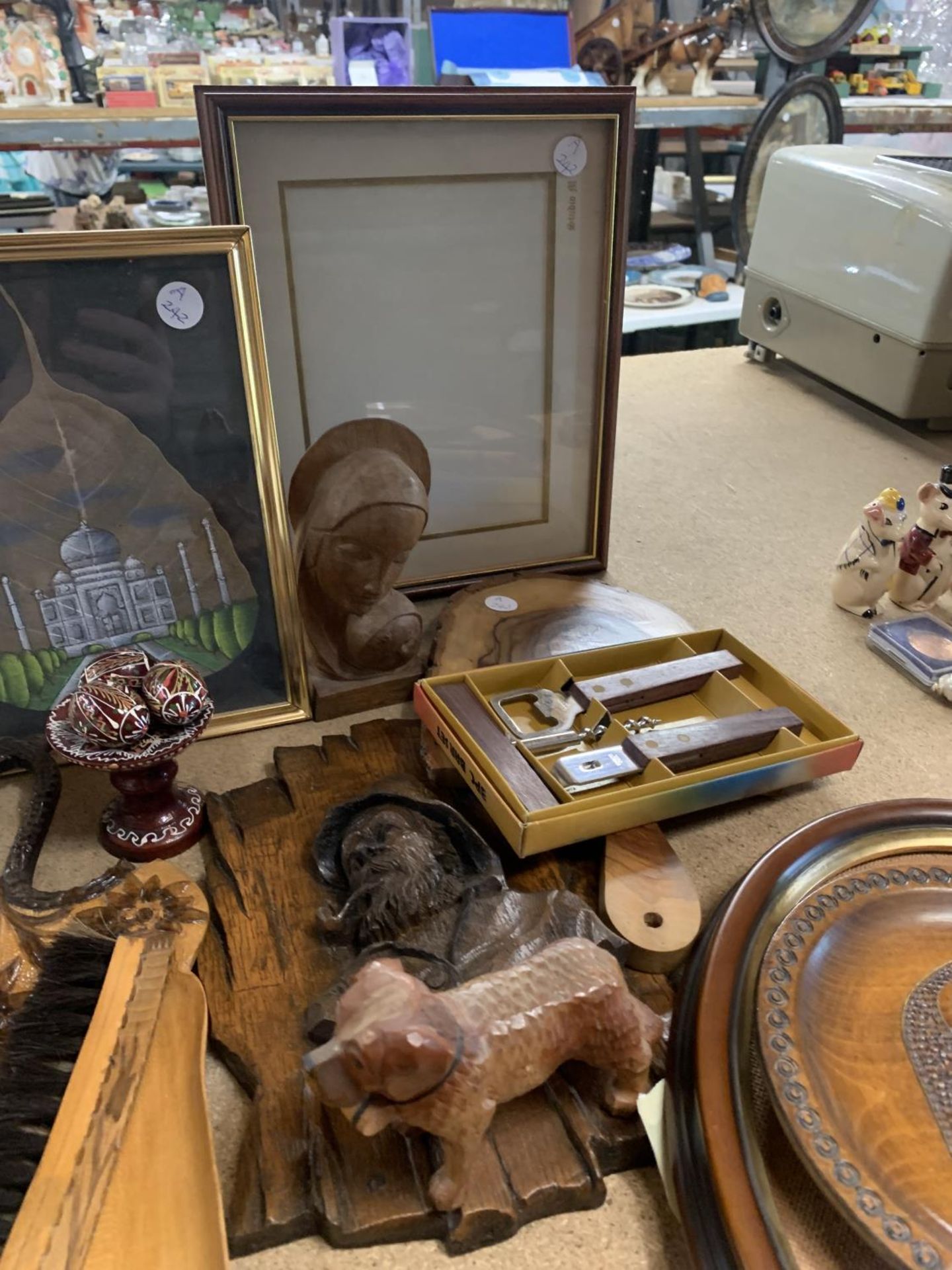 A QUANTITY OF TREEN ITEMS TO INCLUDE A WALL PLAQUE, BOX, BUST OF MARY AND JESUS, BRUSH AND SHOVEL, - Image 3 of 3