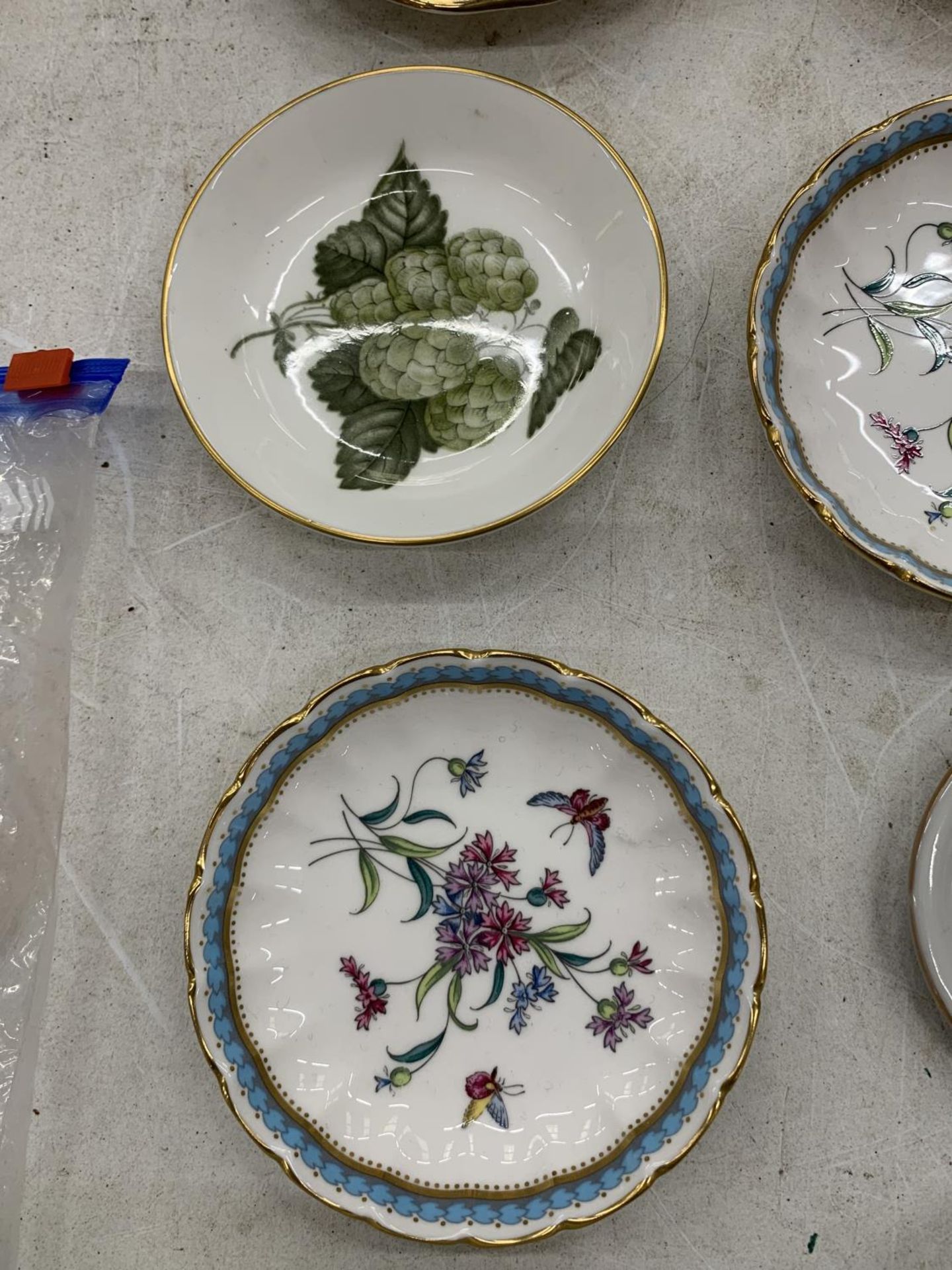 A QUANTITY OF TRINKET PLATES AND PIN DISHES TO INCLUDE ROYAL COPENHAGEN, MASON'S, ROYAL ALBERT, - Image 4 of 9