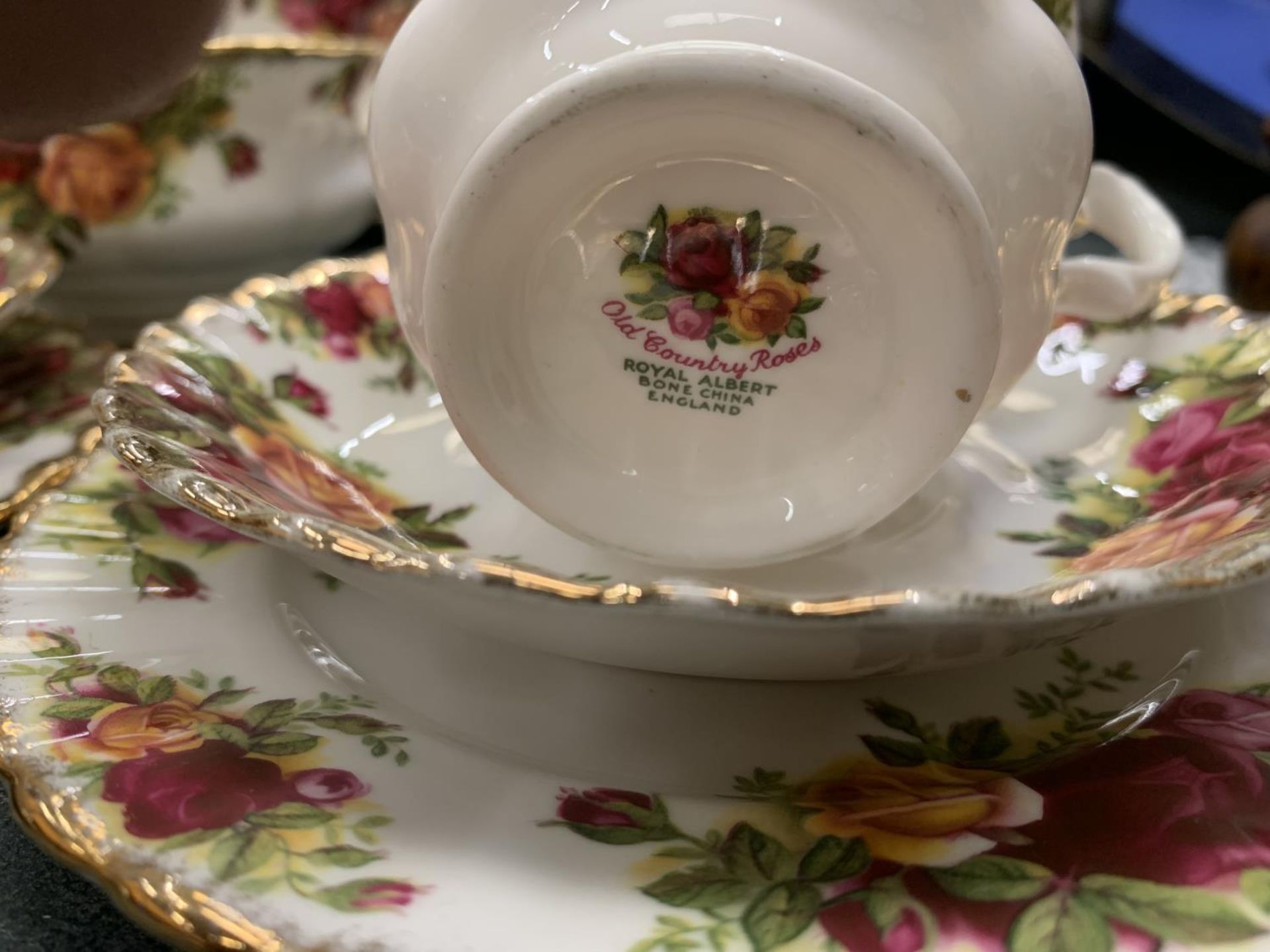 A ROYAL ALBERT 'OLD COUNTRY ROSES' PART TEA SET TO INCLUDE CUPS, SAUCERS, PLATES, A CREAM JUG, SUGAR - Image 5 of 5