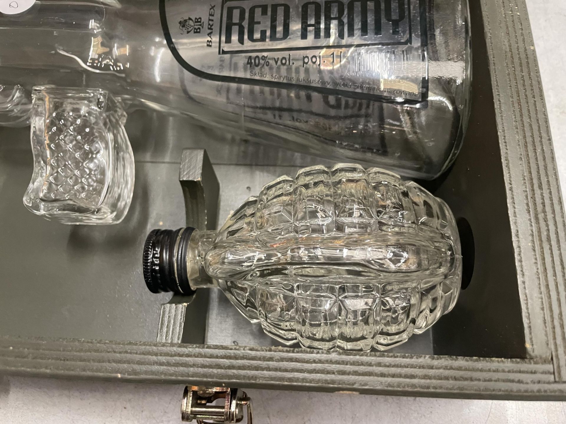 A BOXED RED ARMY GLASS GUN SPIRITS BOTTLE, SIX GLASSES AND GRENADE HIP FLASK - Image 3 of 5