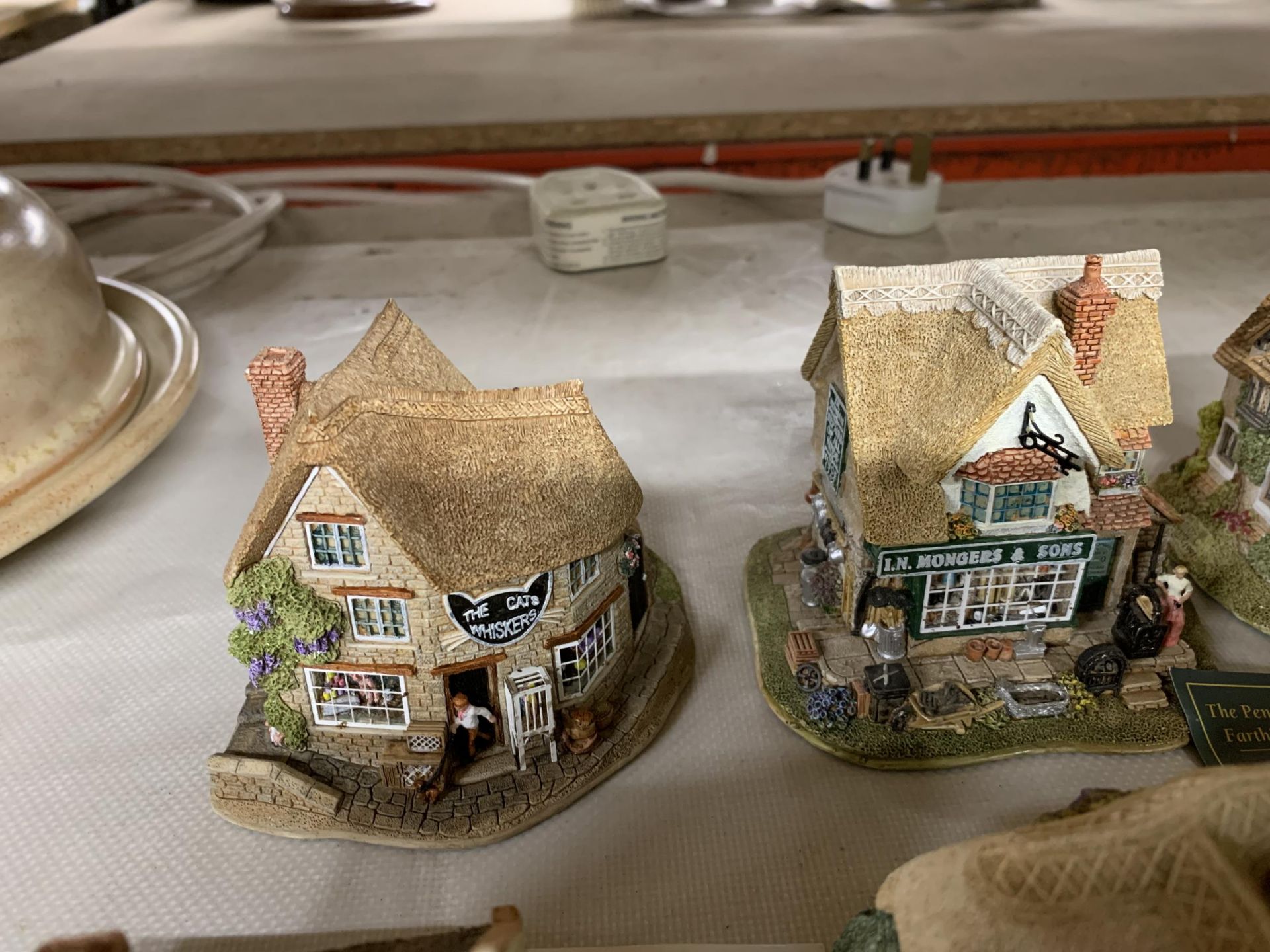 A LARGE QUANTITY OF LILLIPUT LANE COTTAGES TO INCLUDE 'NUTKIN COTTAGE', 'WATERSIDE MILL', ETC - 19 - Image 4 of 5