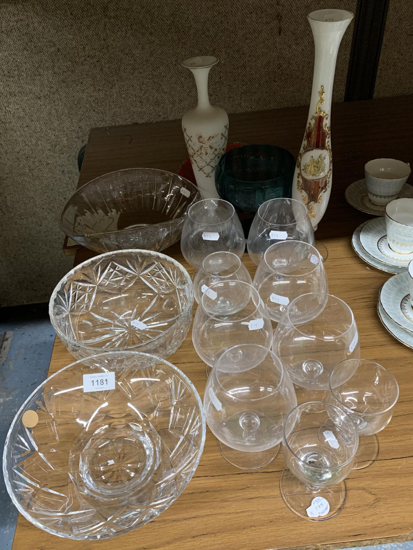 A QUANTITY OF GLASSWARE TO INCLUDE CUT GLASS BOWLS, BRANDY BALLOONS, WHITE GLASS VASE, ETC - Image 6 of 6