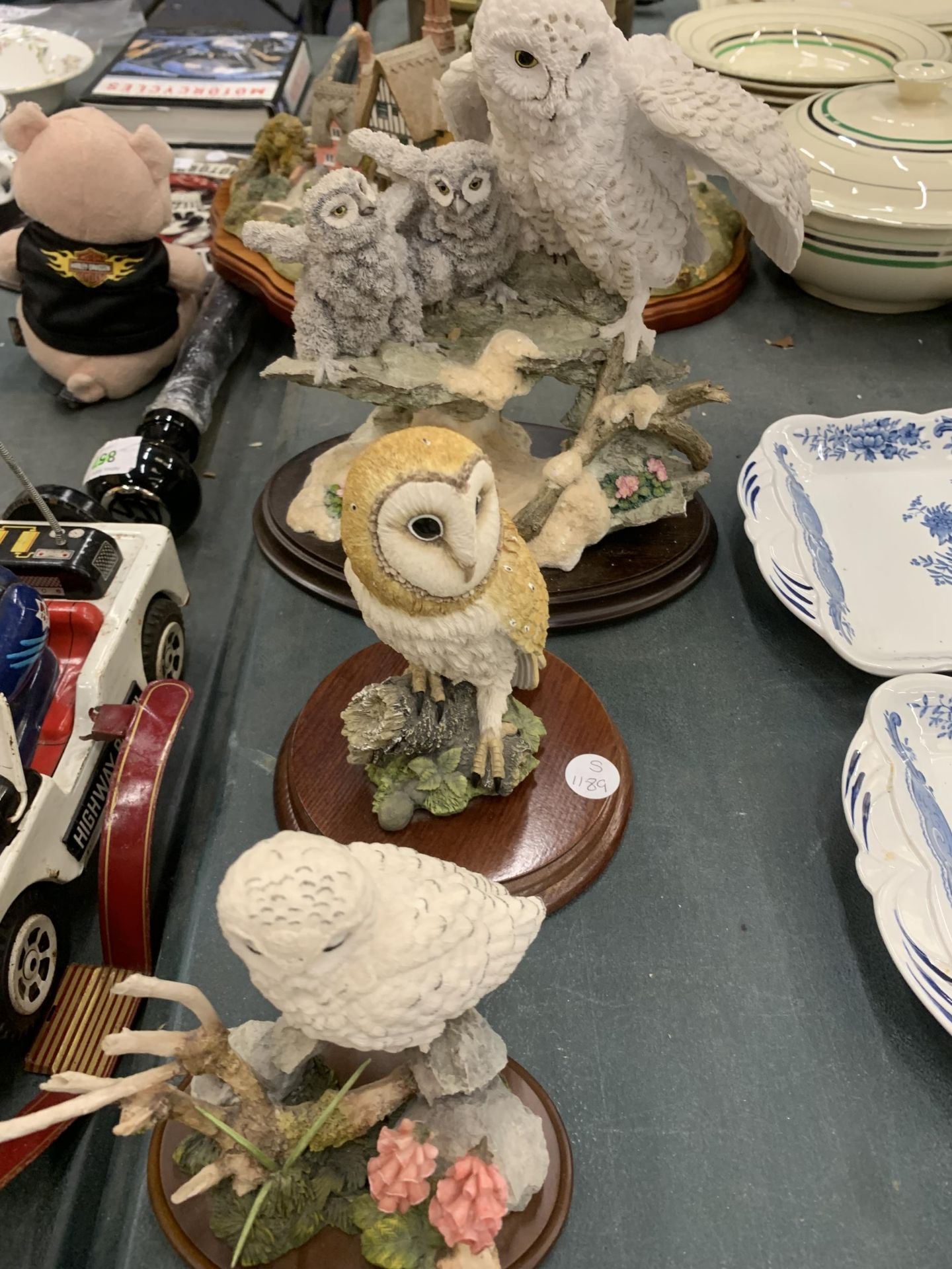 A COLLECTION OF OWL ANIMAL FIGURES ON WOODEN BASES - Bild 4 aus 4