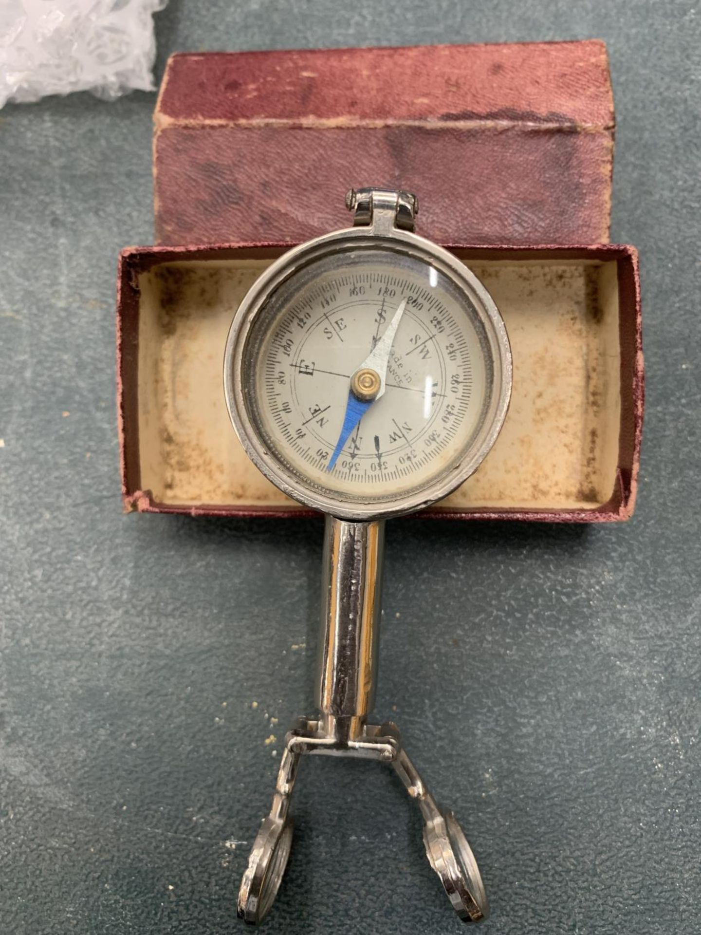 A VIAINTAGE COMPASS AND MAGNIFYING GLASS - BOXED