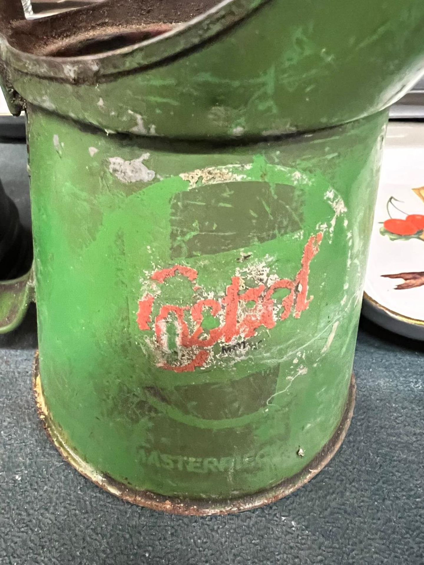 TWO VINTAGE OIL CANS TO INCLUDE A GREEN CASTROL OIL - Image 6 of 8