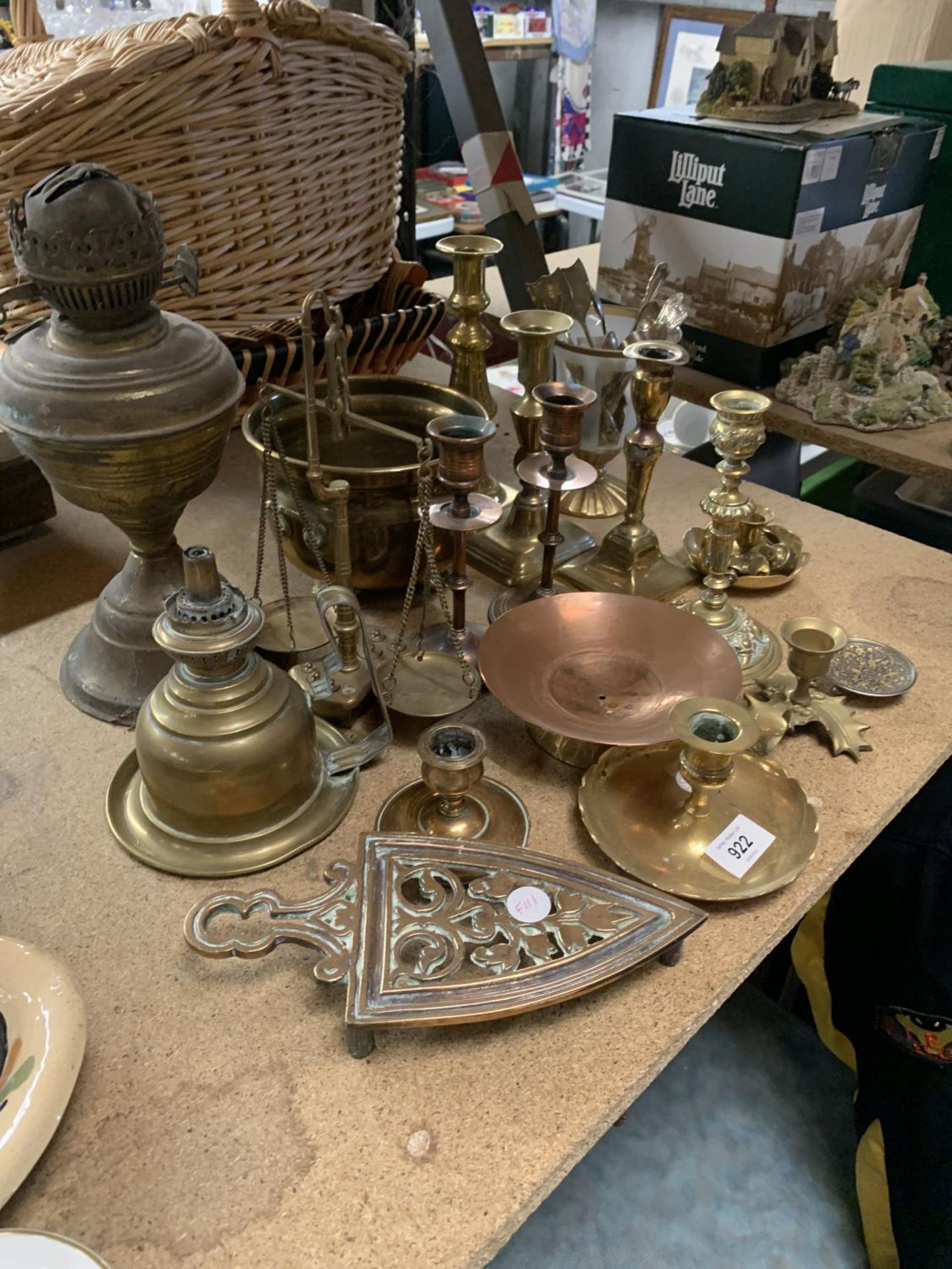 A LARGE QUANTITY OF BRASSWARE TO INCLUDE AN OIL LAMP, CANDLESTICKS, WEIGHING SCALES, ETC