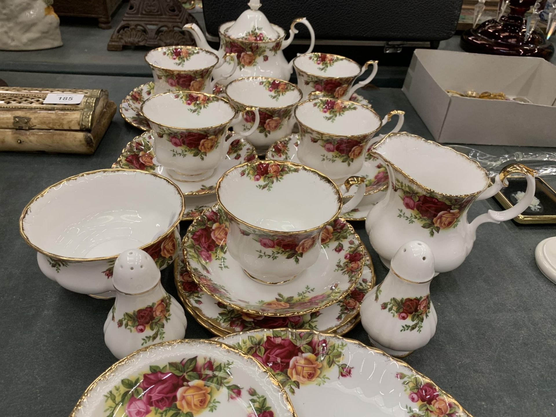 A ROYAL ALBERT OLD COUNTRY ROSES PART TEA SET AND FURTHER ITEMS, TWENTY FIVE PIECES IN TOTAL - Image 4 of 5