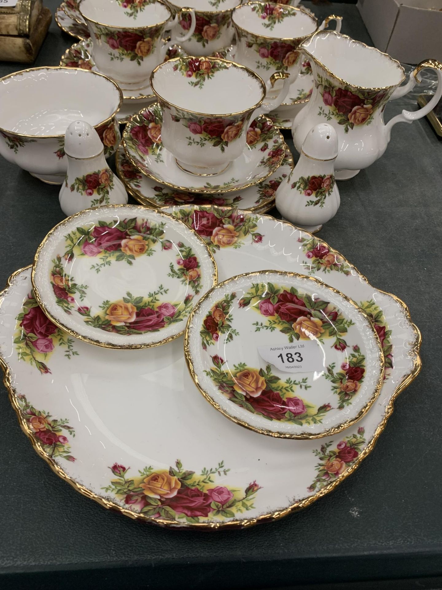 A ROYAL ALBERT OLD COUNTRY ROSES PART TEA SET AND FURTHER ITEMS, TWENTY FIVE PIECES IN TOTAL - Image 3 of 5