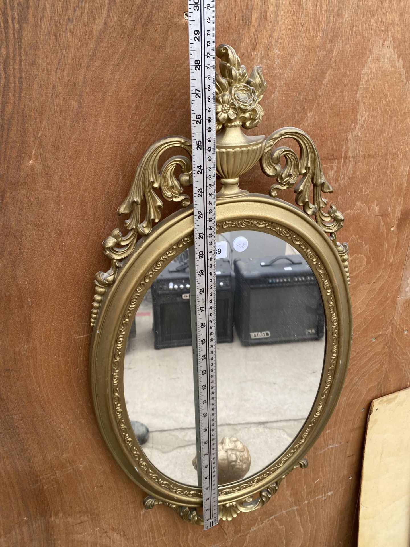 A DECORATIVE OVAL GILT FRAMED WALL MIRROR - Image 2 of 2