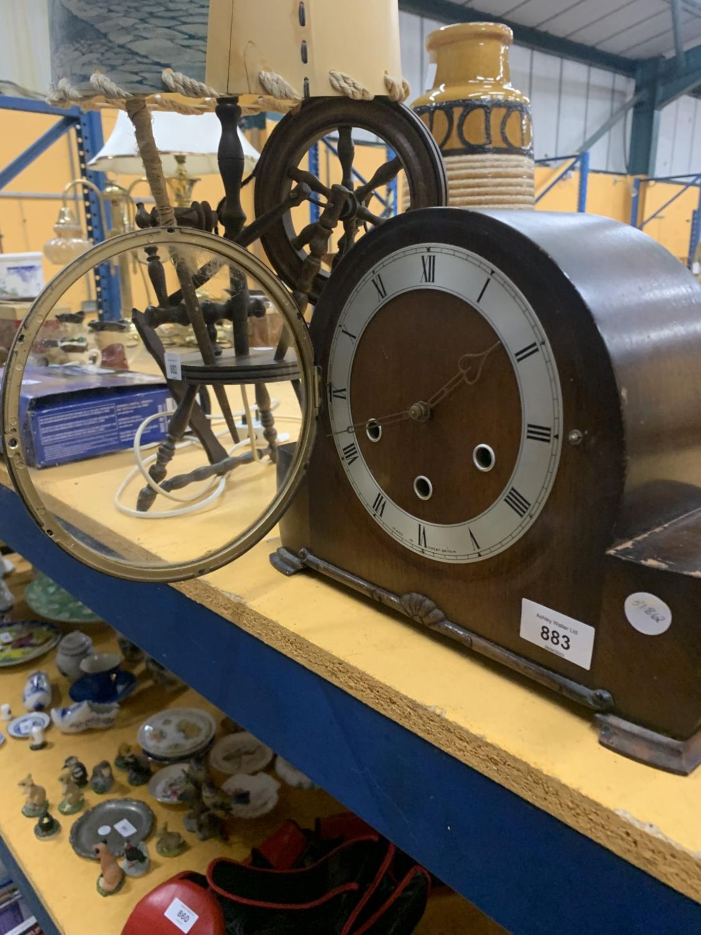 A VINTAGE WESTMINSTER CHIMING MAHOGANY CASED MANTLE CLOCK WITH KEY AND PENDULUM - Image 2 of 5