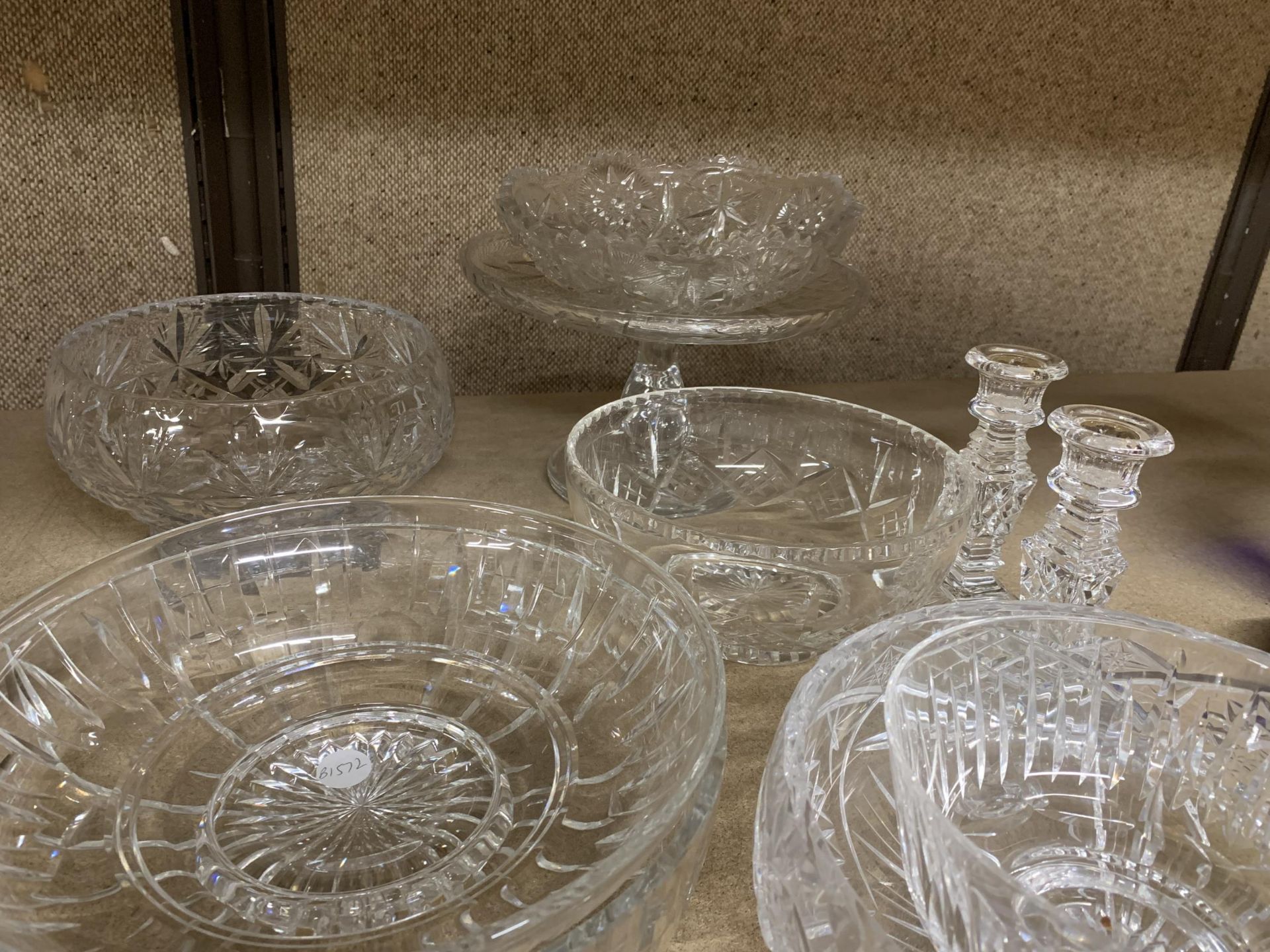 A LARGE QUANTITY OF GLASSWARE TO INCLUDE CUT GLASS BOWLS, CANDLESTICKS, A CAKE STAND, PART - Bild 4 aus 4