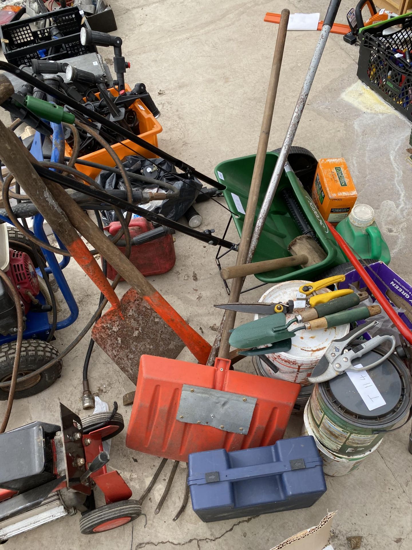 AN ASSORTMENT OF GARDEN TOOLS TO INCLUDE A SEEDER, SAWS AND FENCE PAINT ETC - Image 3 of 3