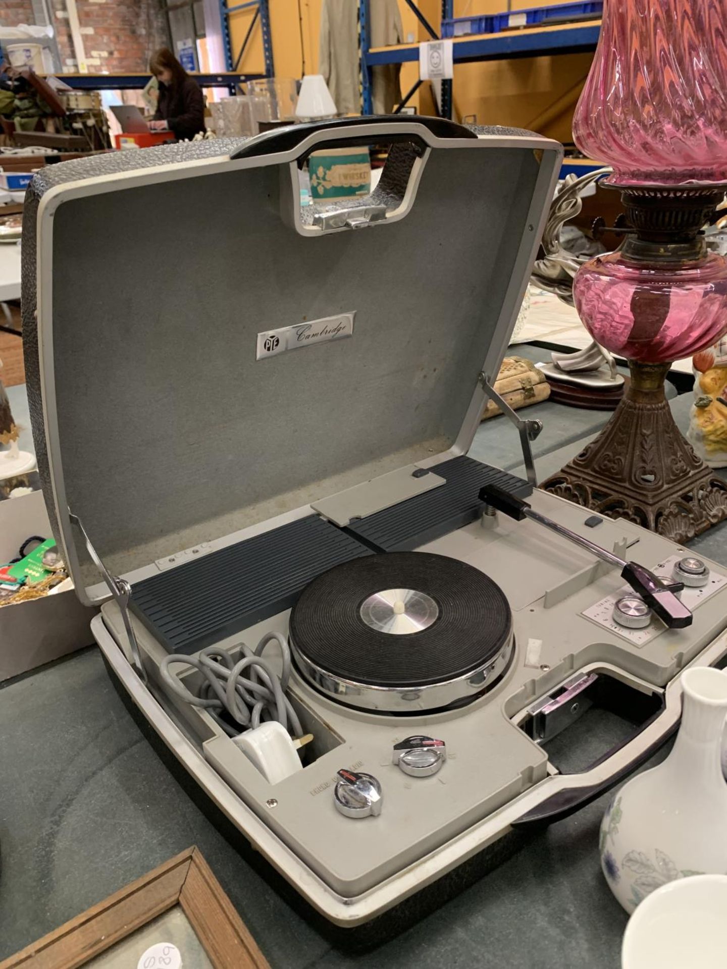 A VINTAGE PYE PORTABLE RECORD PLAYER IN A CASE - Image 5 of 5