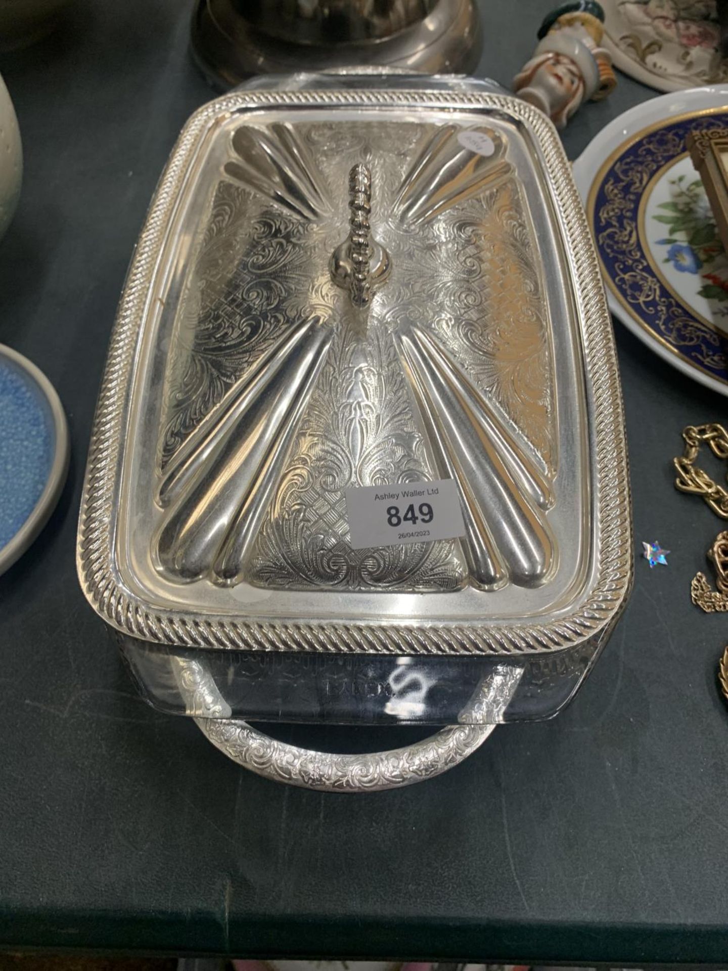 A LARGE GLASS SERVING DISH WITH A SILVER PLATED STAND AND LID HEIGHT 9CM, LENGTH 28CM, DEPTH 20CM