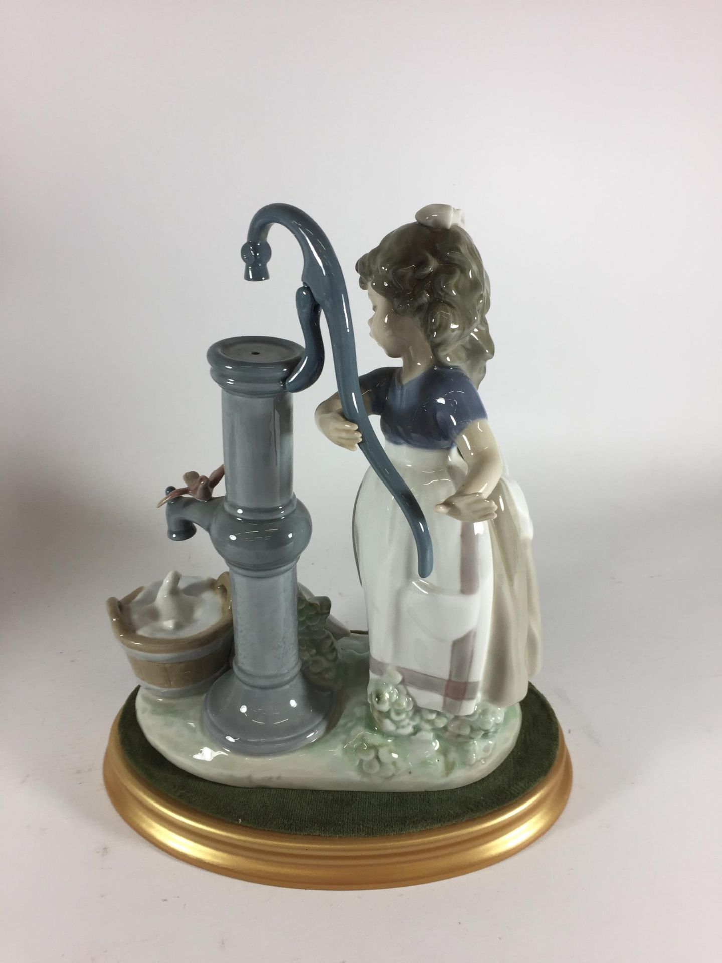 A LLADRO 'SUMMER ON A FARM' NO. 5285 FIGURE ON DISPLAY BASE - Image 3 of 4