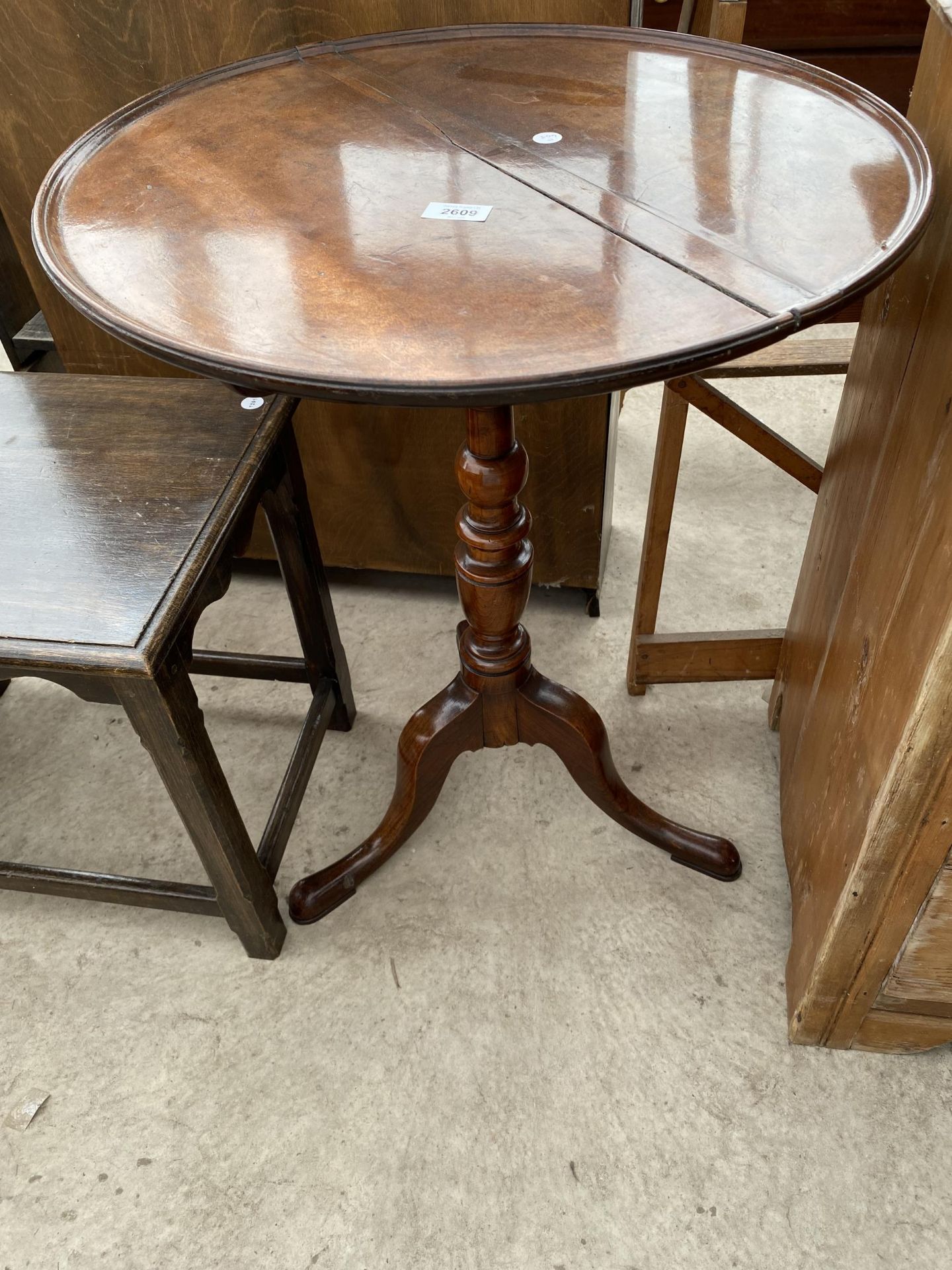 A 19TH CENTURY MAHOGANY DISH TOP TABLE ON AN ELM TRIPOD BASE 21" DIAMETER