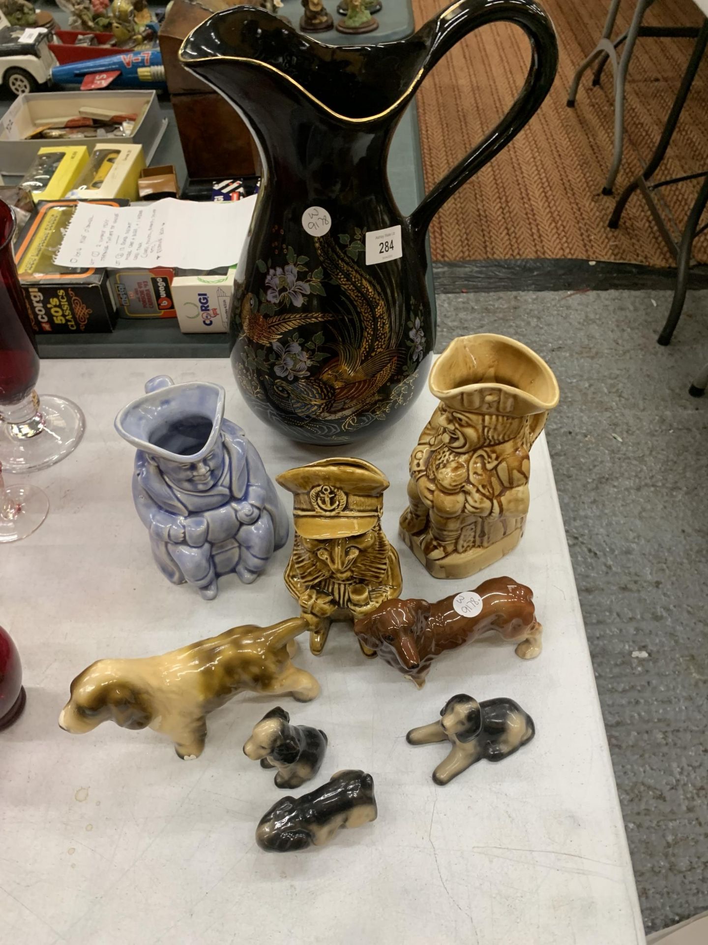 A MIXED GROUP OF CERAMICS TO INCLUDE DOGS, TOBY JUGS AND A LARGE BIRD & FLORAL DESIGN JUG